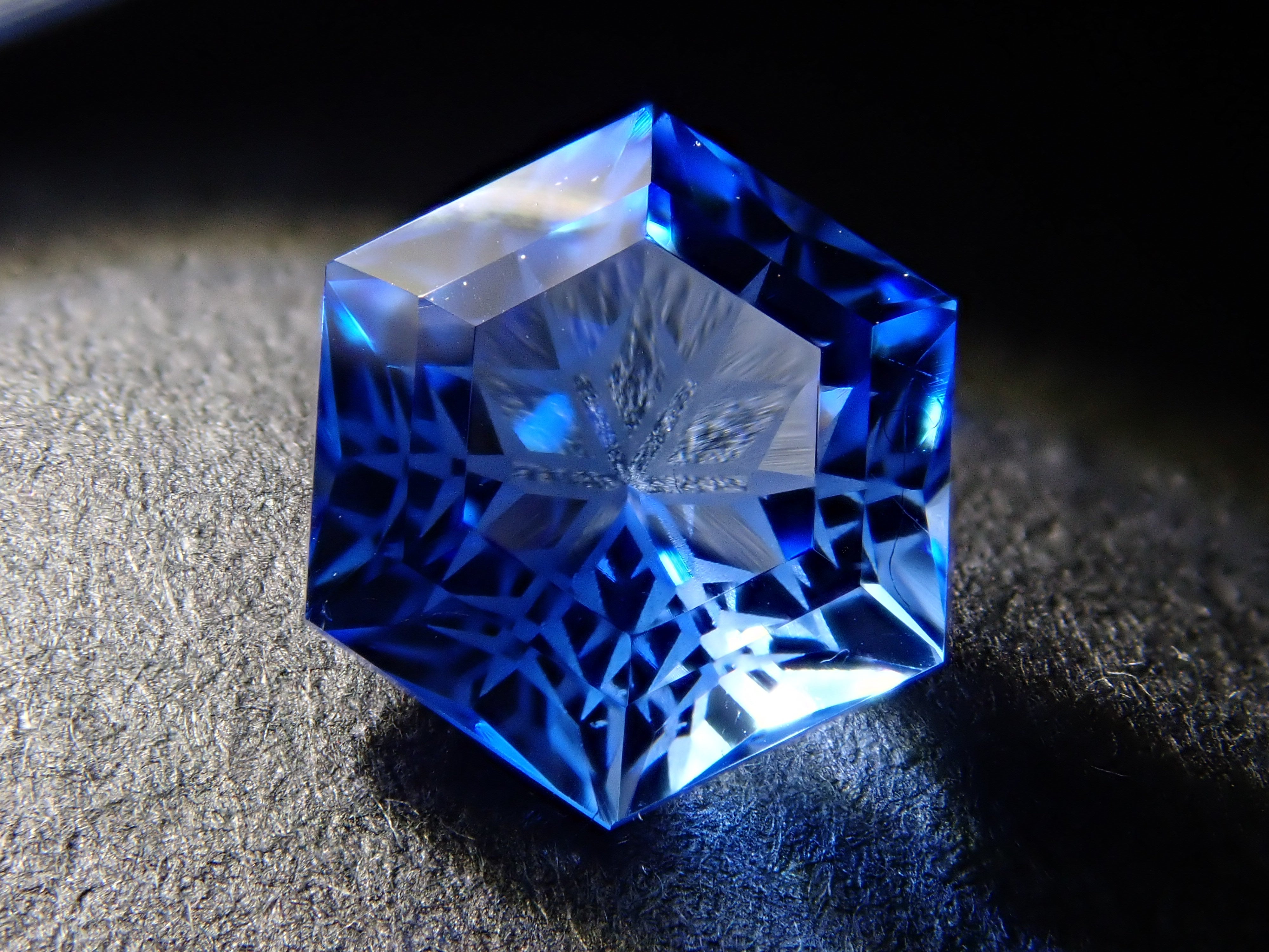 [雪光切割] 西伯利亞藍石英（合成石英）0.999克拉裸石