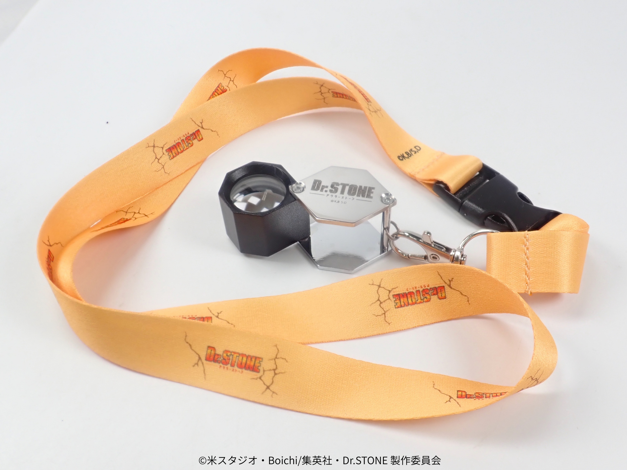 【4/29(水) 22時販売開始】TVアニメ『Dr.STONE』×宝石専門店KARATZコラボ　宝石鑑定士使用 ロゴ入りルーペ＆ストラップセット（解説カード付き）