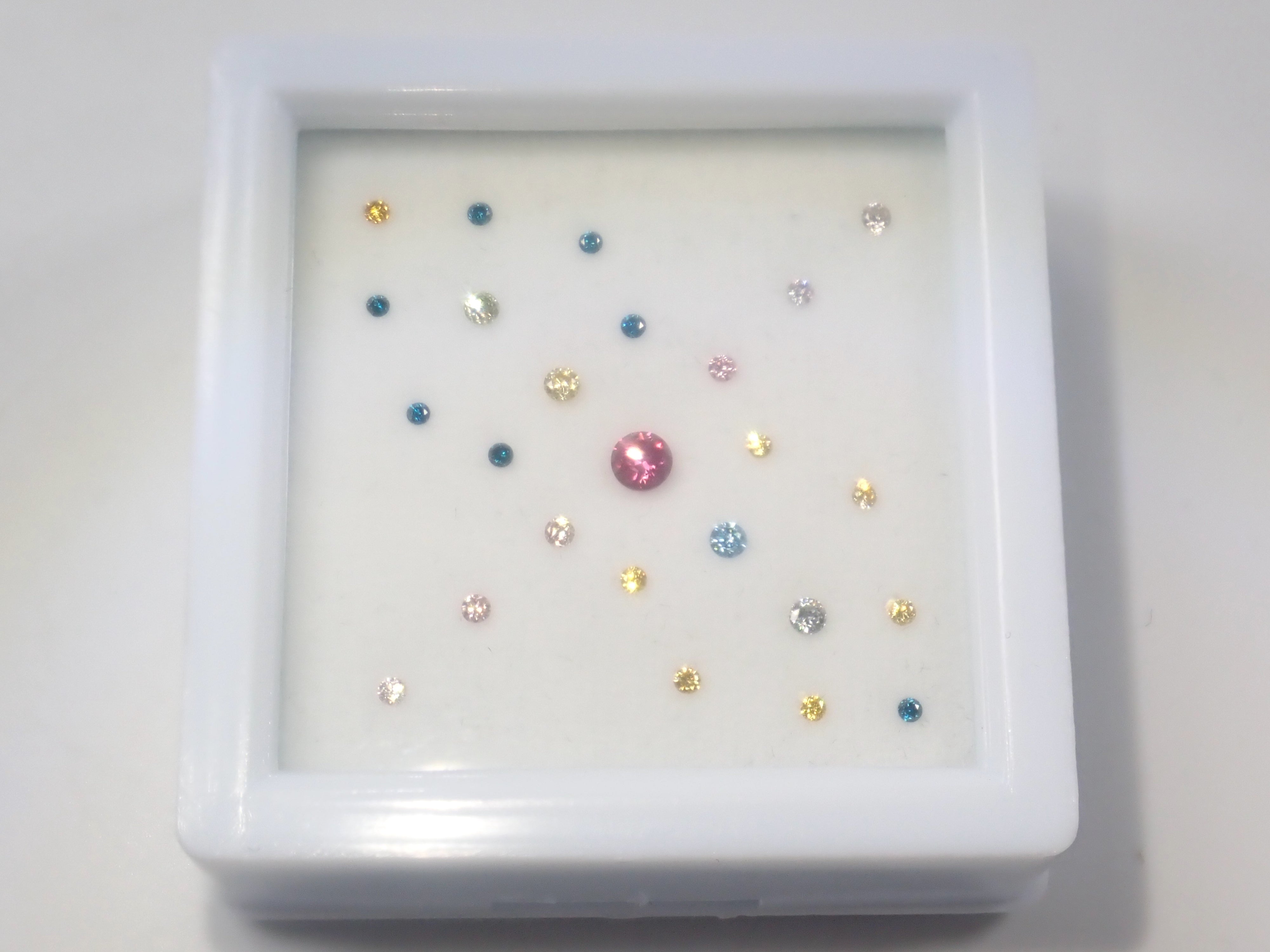 《Shinjuku Pop-Up Event Commemorative Offer》《Limited Stock Remaining》 Color Diamond Set (including pink, ice blue, green diamonds, and more, 9 stones or more in total), valued at ¥30,000 normally. 《Multi-Purchase Discount Available》