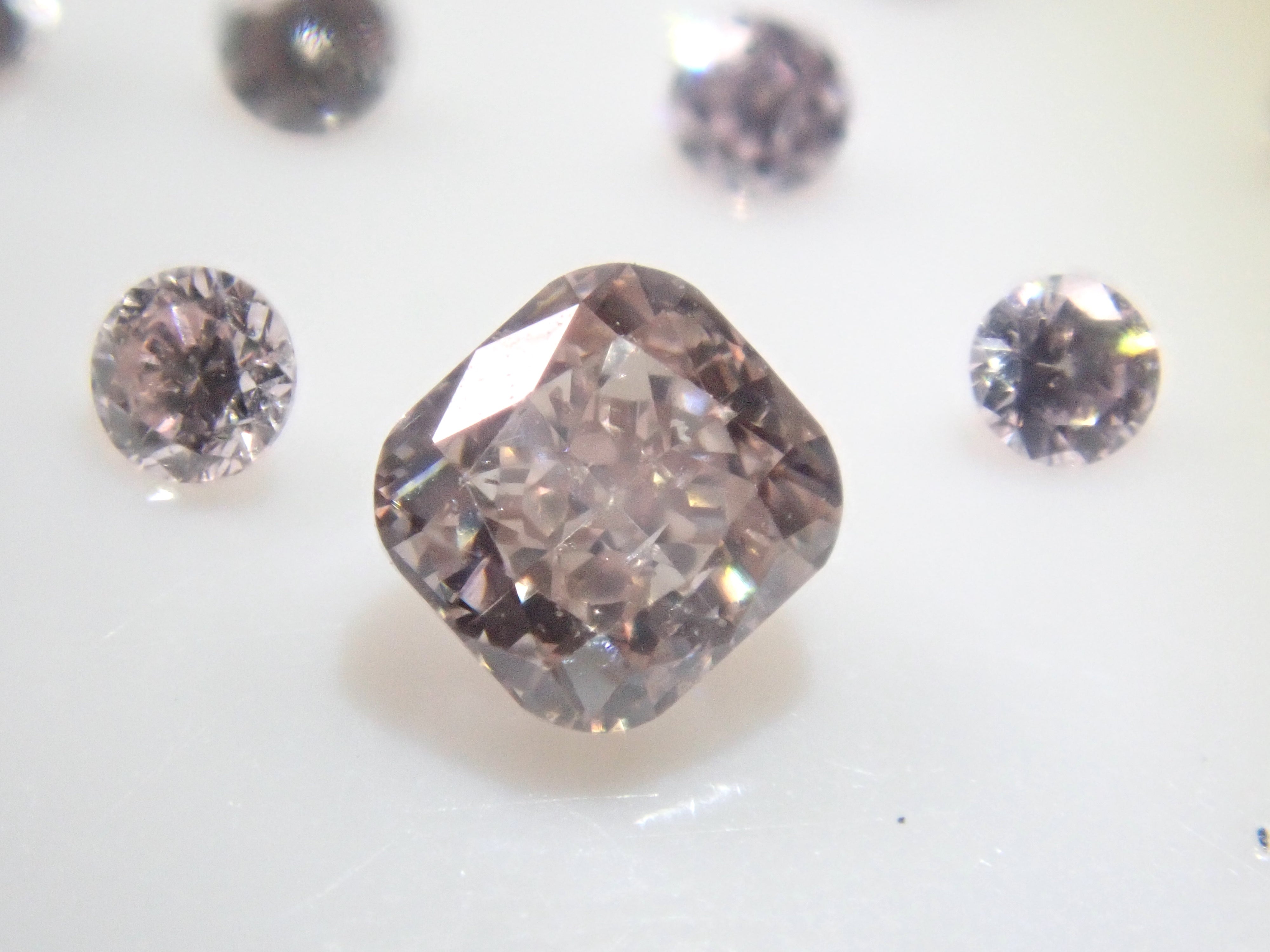 【8/16 22時販売】《限定21石》ピンクダイヤガチャ💎Fancy Lightピンクダイヤモンド0.117ct（鑑定書付）含むUVタイプピンクダイヤモンド1石《複数購入割引有》