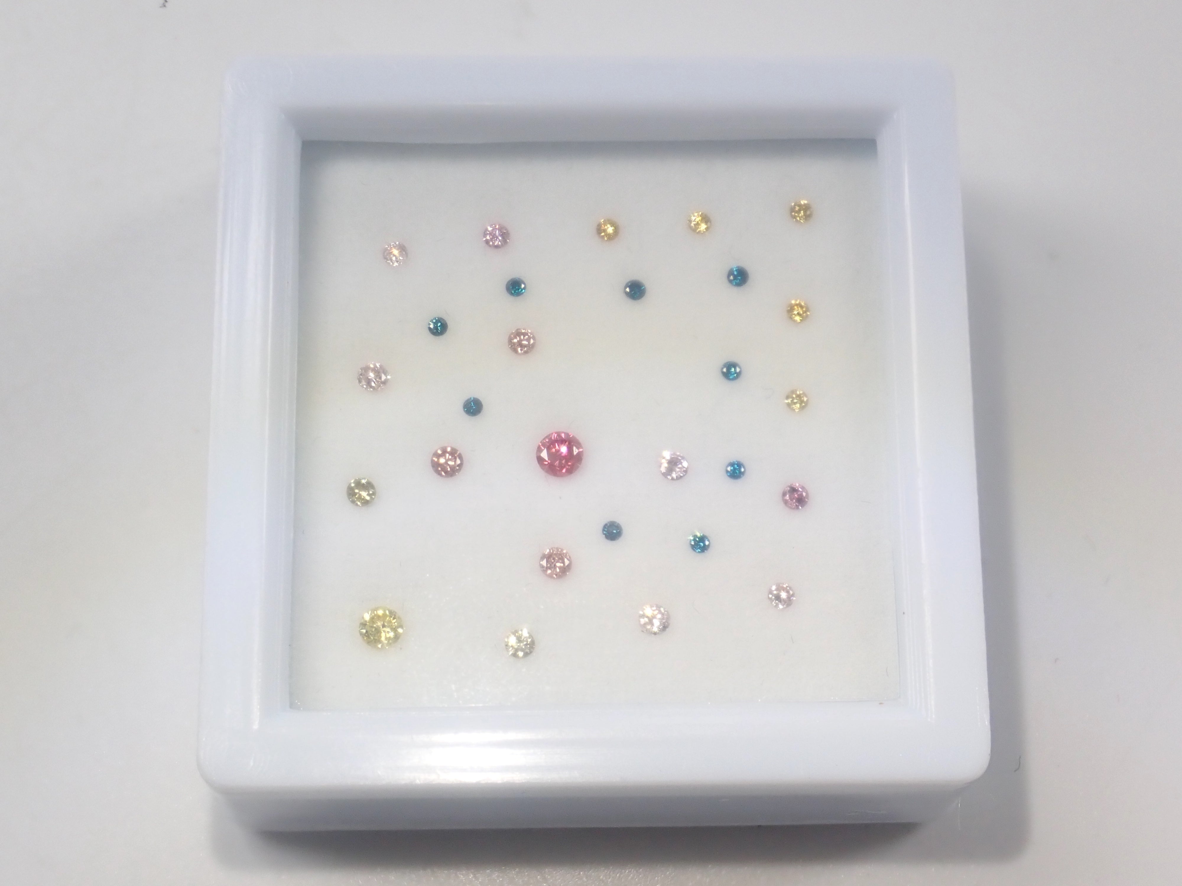《Shinjuku Pop-Up Event Commemorative Offer》《Limited Stock Remaining》 Color Diamond Set (including pink, ice blue, green diamonds, and more, 9 stones or more in total), valued at ¥30,000 normally. 《Multi-Purchase Discount Available》