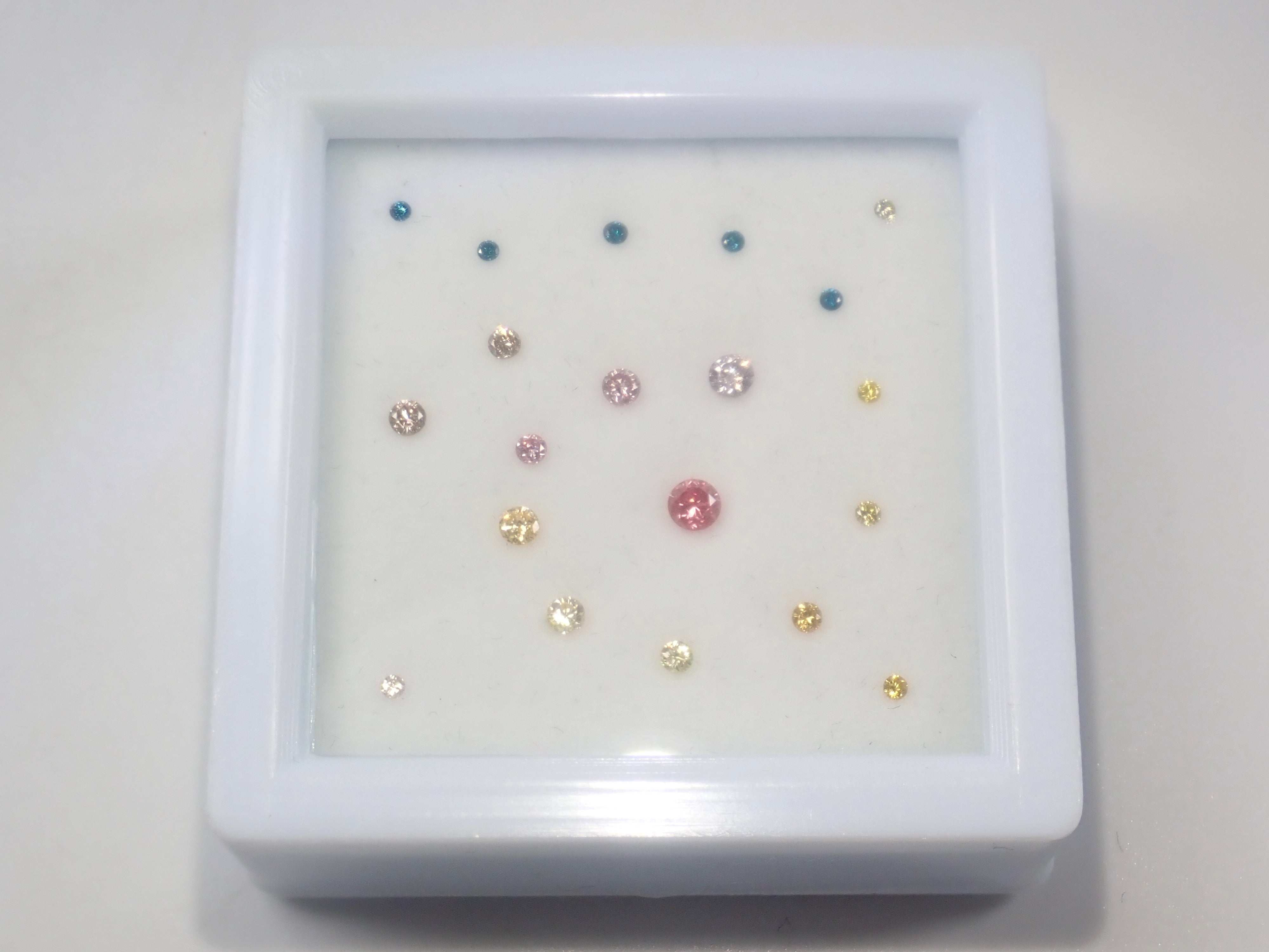 《Shinjuku Pop-Up Event Commemorative Offer》《Limited Stock Remaining》 Color Diamond Set (including pink, ice blue, green diamonds, and more, 9 stones or more in total), valued at ¥30,000 normally. 《Multi-Purchase Discount Available》