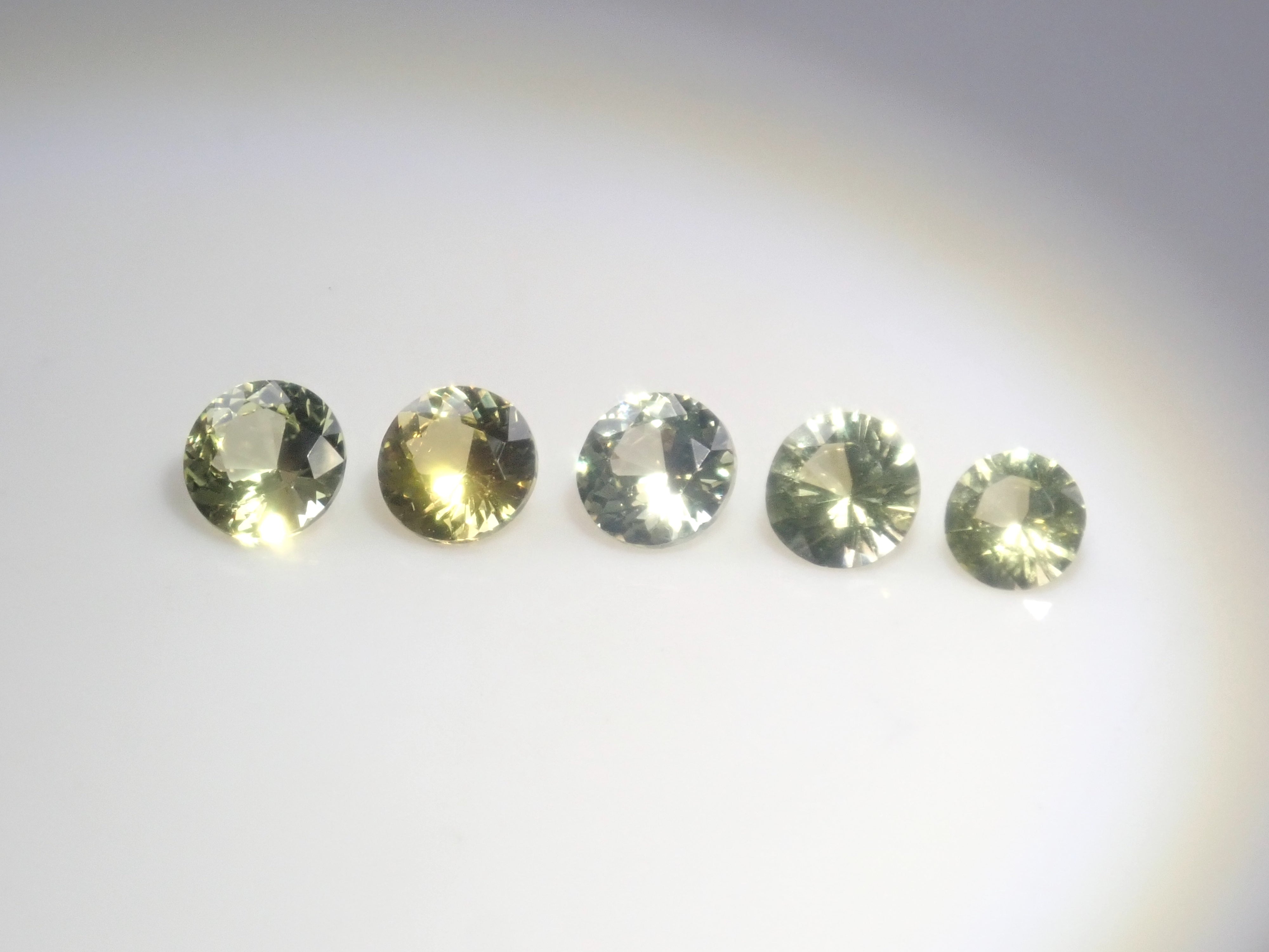 【2月2日晚間10點開始販售】限量20顆寶石：俄羅斯亞歷山大石、金綠寶石雙貓眼石及亞歷山大石扭蛋【多買有優惠】