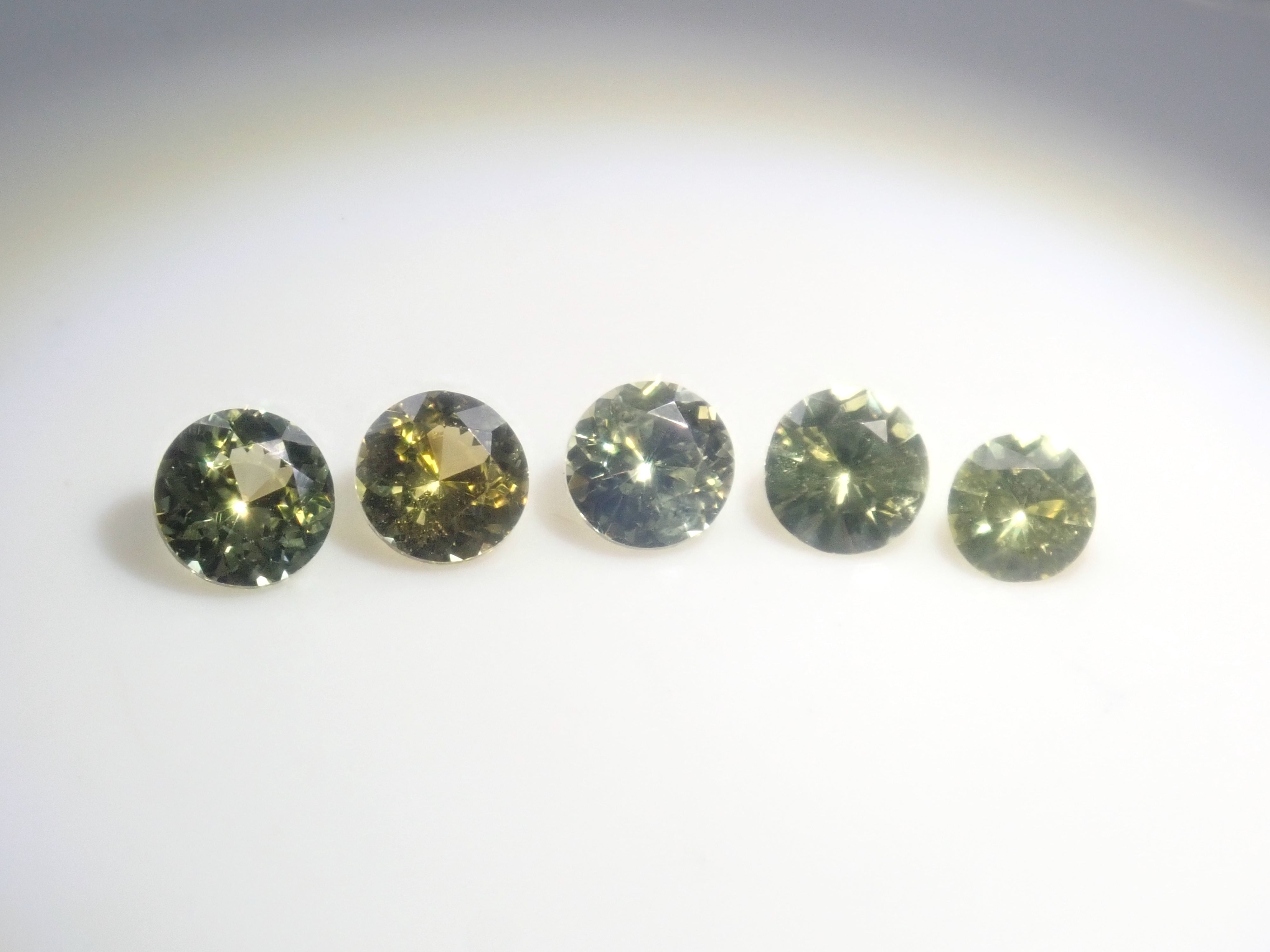 【2月2日晚間10點開始販售】限量20顆寶石：俄羅斯亞歷山大石、金綠寶石雙貓眼石及亞歷山大石扭蛋【多買有優惠】