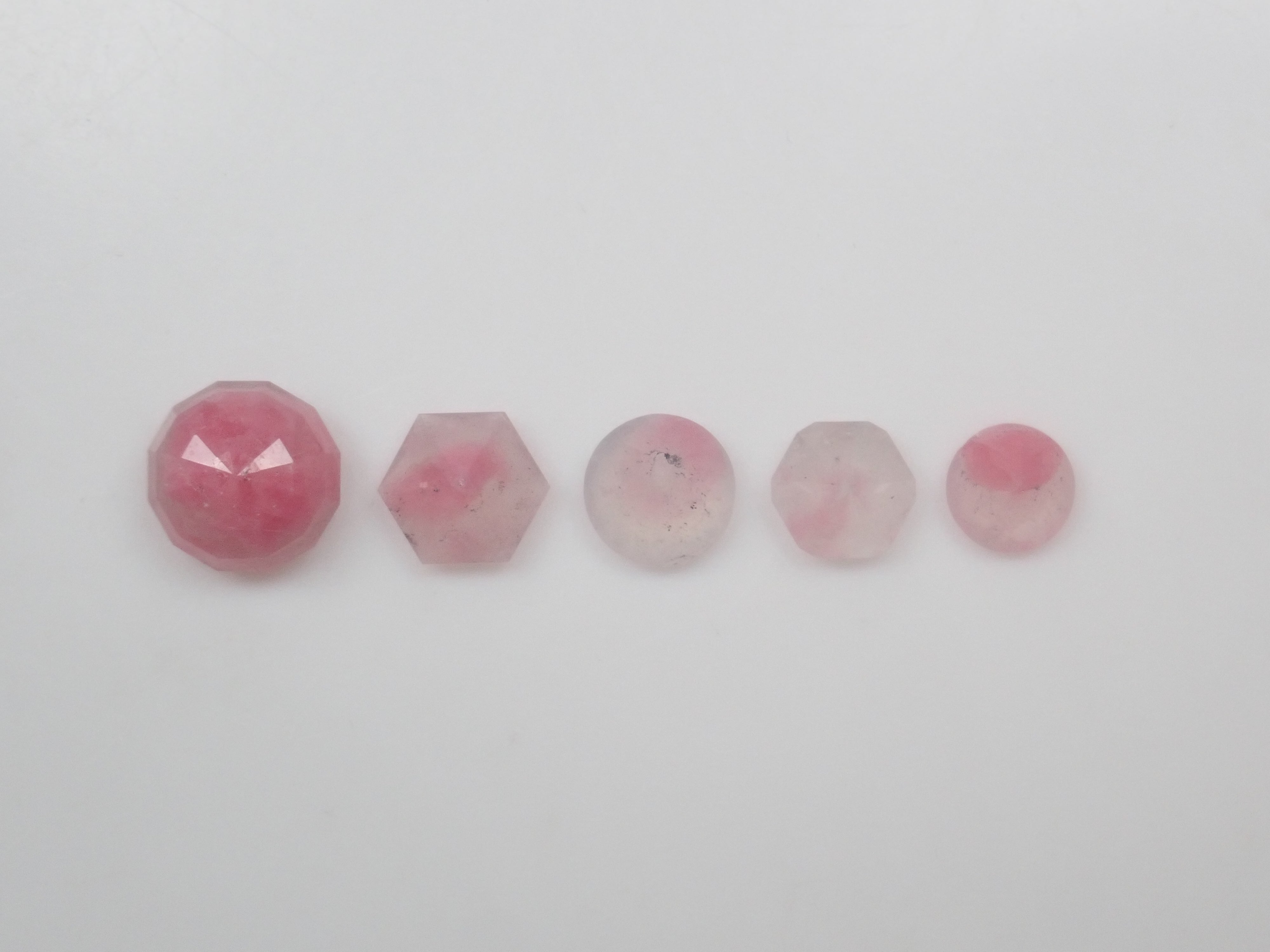[Available at 10 PM on August 2nd] [Limited to 5 stones] Brazilian Rhodonite in Quartz (Faceted Cut) - 1 stone [Multiple purchase discounts available]