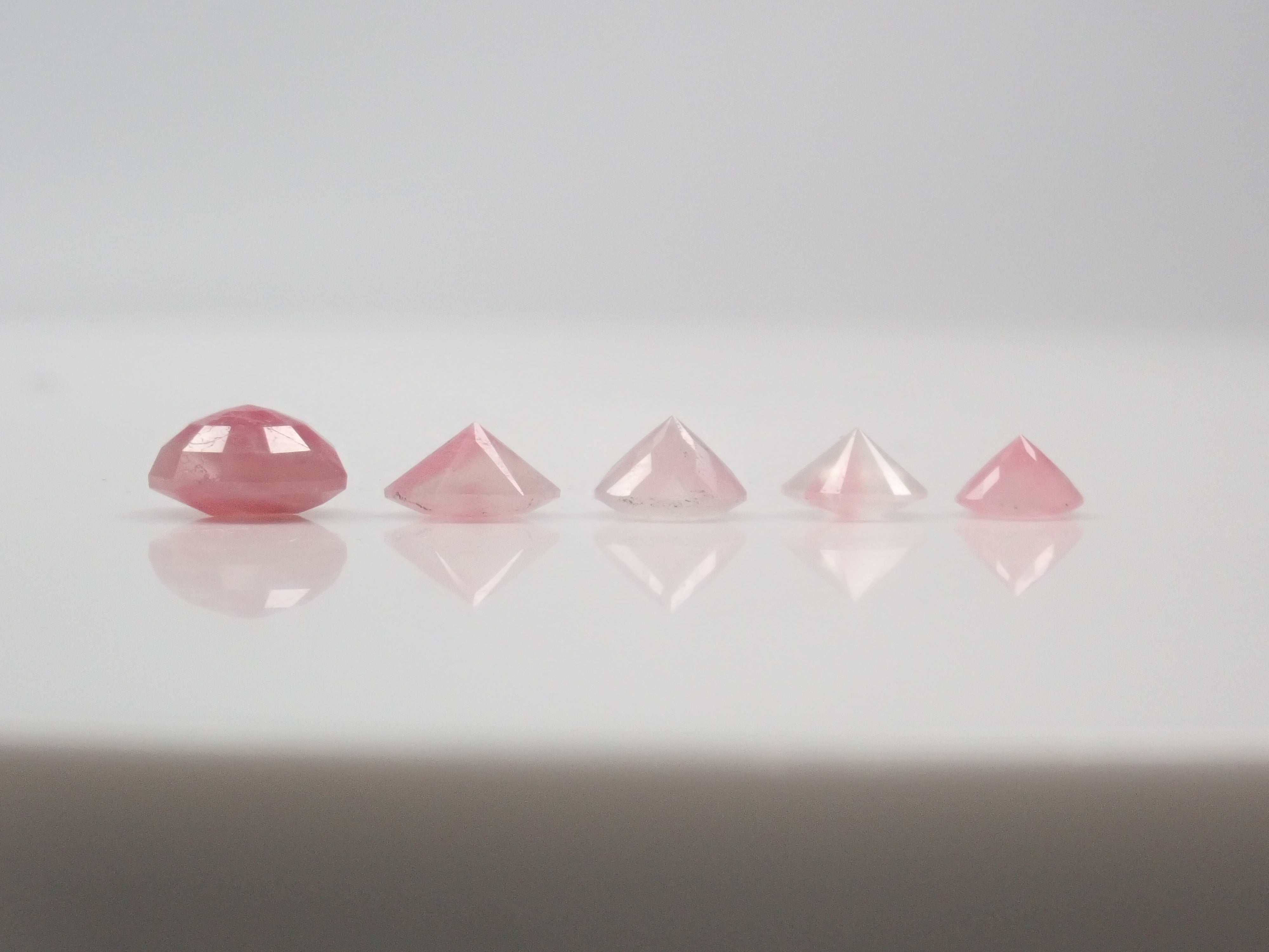 [Available at 10 PM on August 2nd] [Limited to 5 stones] Brazilian Rhodonite in Quartz (Faceted Cut) - 1 stone [Multiple purchase discounts available]