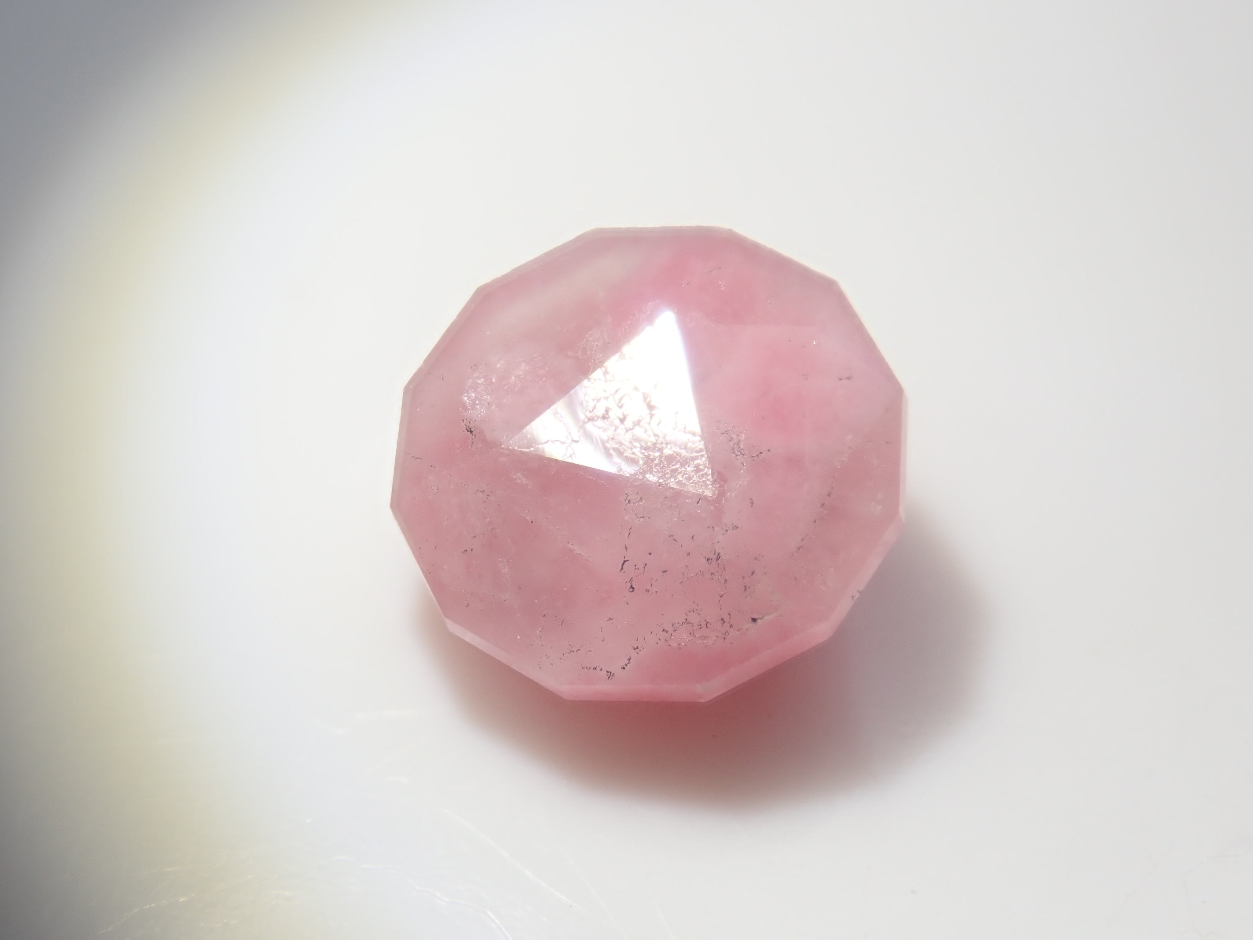 [Available at 10 PM on August 2nd] [Limited to 5 stones] Brazilian Rhodonite in Quartz (Faceted Cut) - 1 stone [Multiple purchase discounts available]