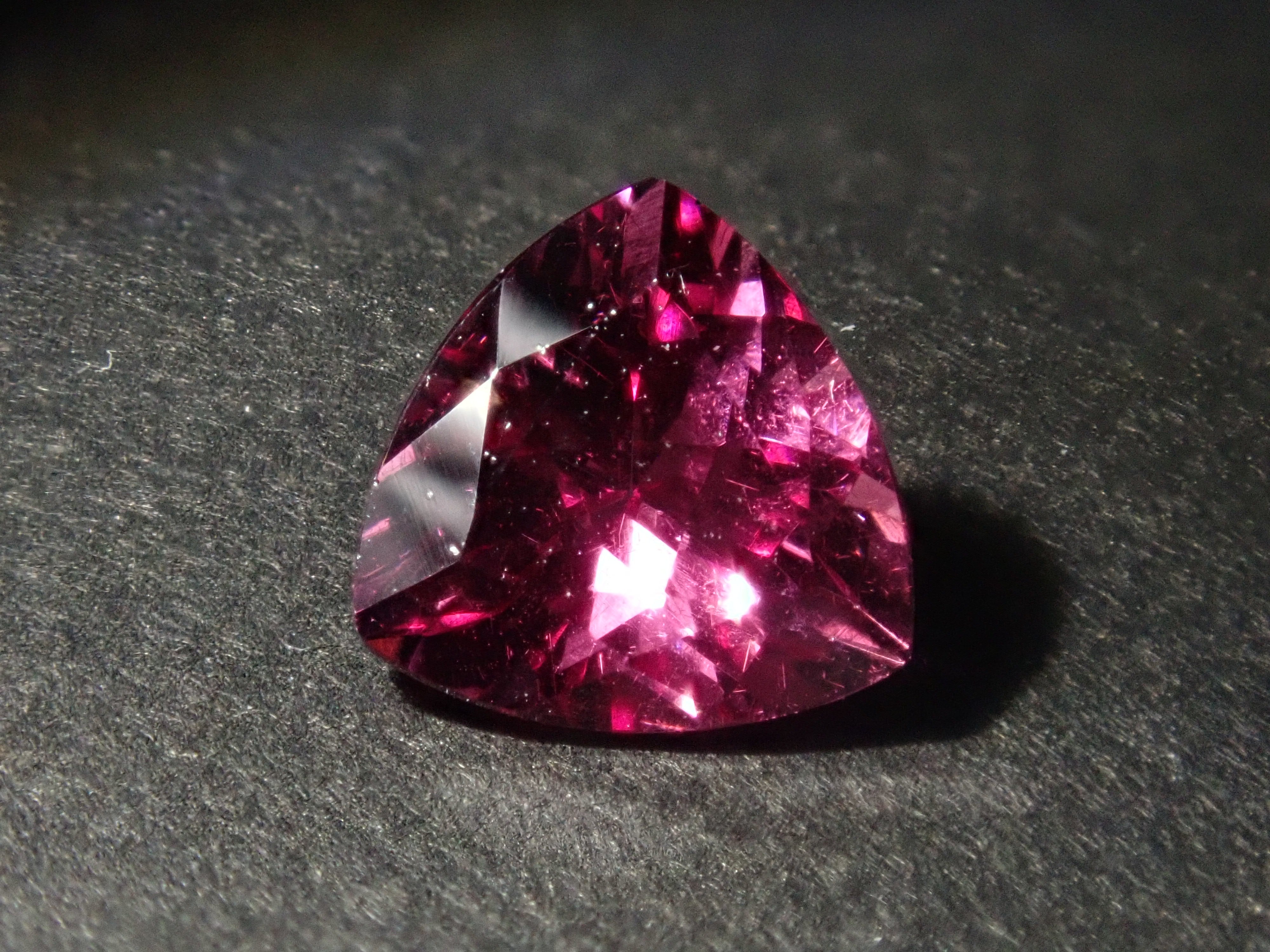 [Limited to 2 stones] 1 Brazilian rhodolite garnet loose stone (trillion cut, 6mm) [Multiple purchase discount available]