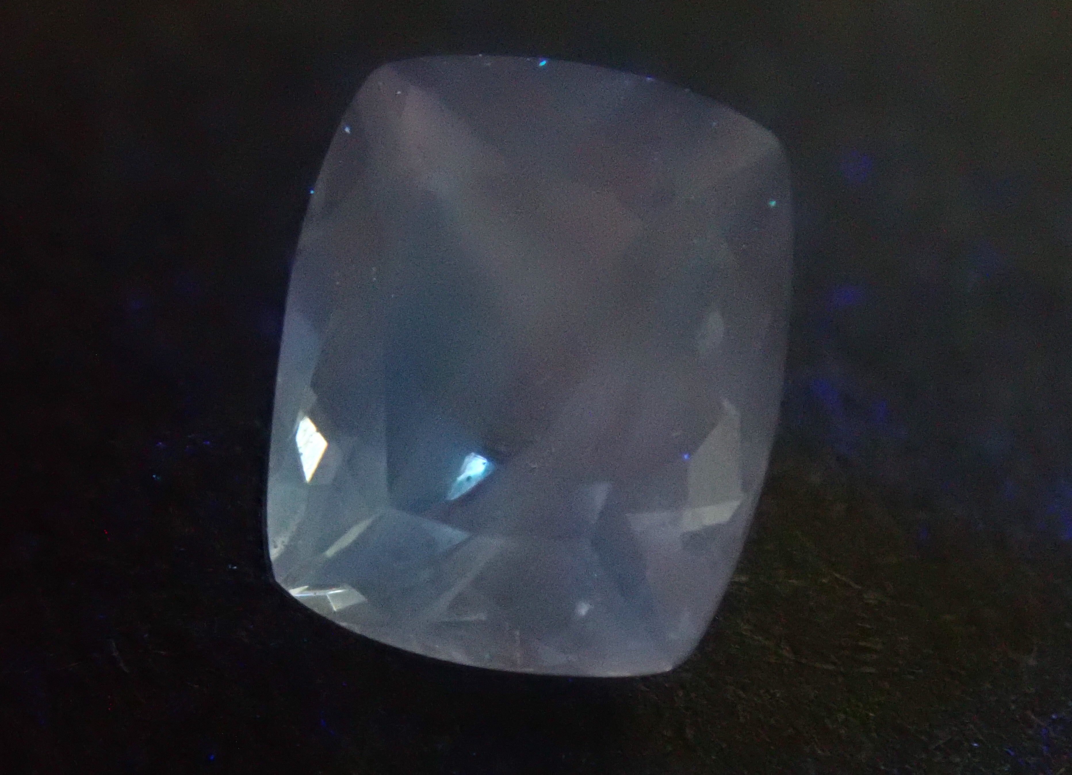 ジンバブエ産ブルーアパタイト（UVタイプ） 1.189ctルース