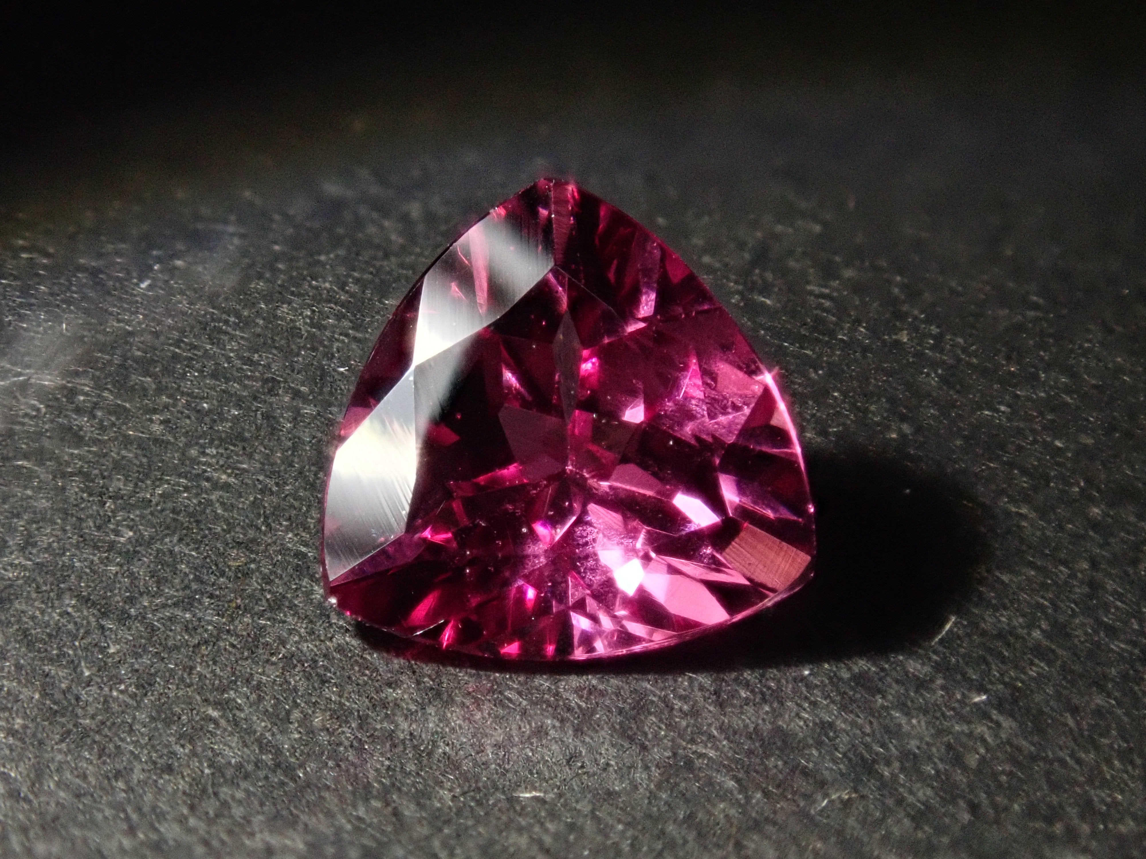 [Limited to 2 stones] 1 Brazilian rhodolite garnet loose stone (trillion cut, 6mm) [Multiple purchase discount available]