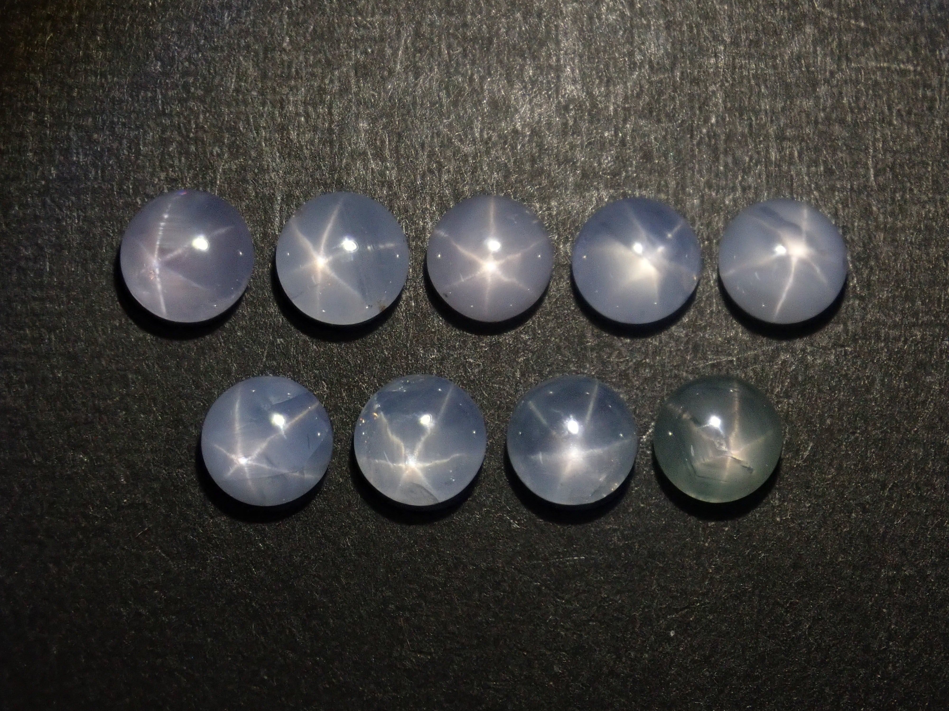 【5/2  22時販売】《限定9石》珍しいラウンドカボションカットのスリランカ産スターサファイア1石（約5.0mm）《複数購入割引有》