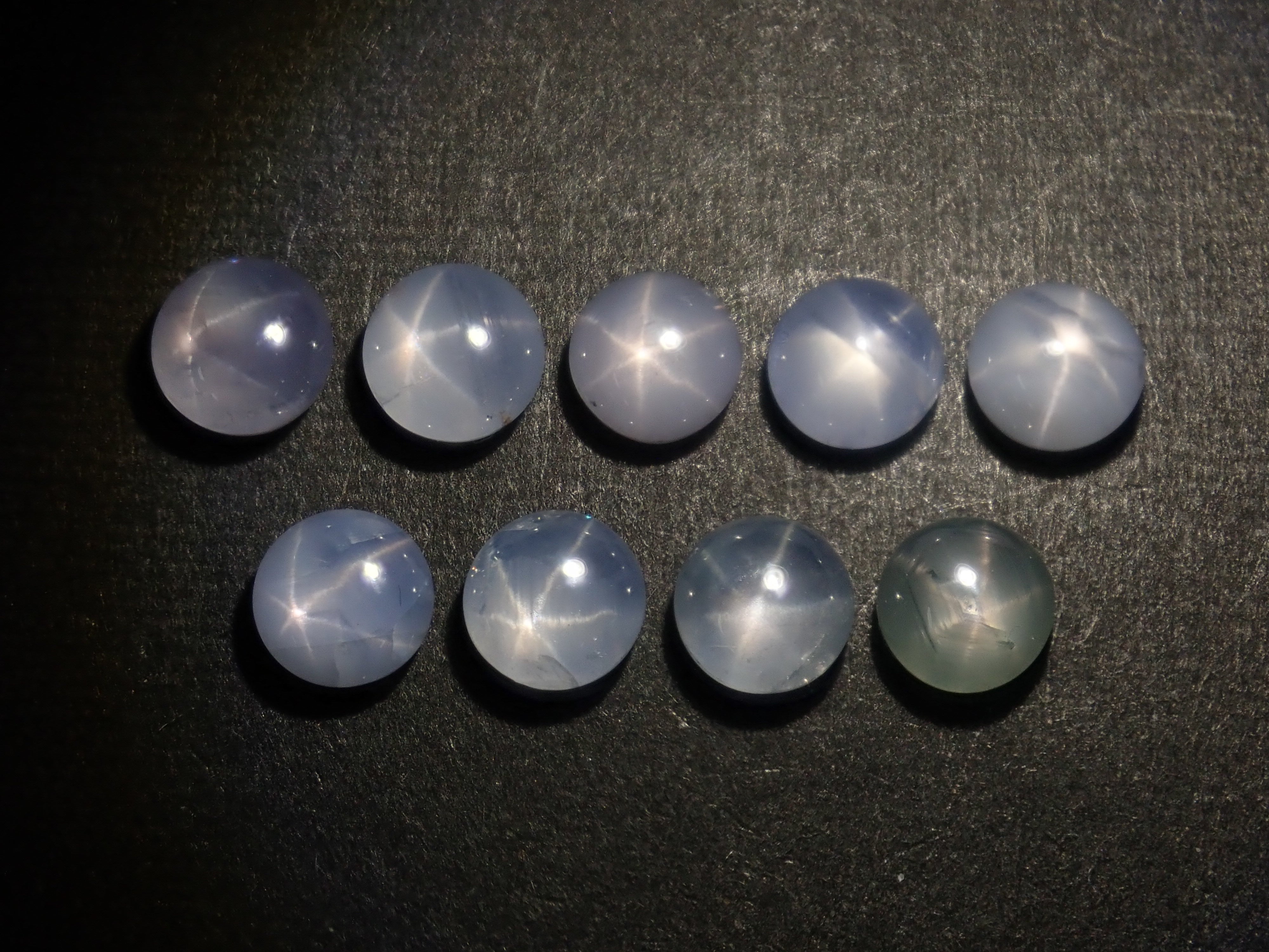 【5/2  22時販売】《限定9石》珍しいラウンドカボションカットのスリランカ産スターサファイア1石（約5.0mm）《複数購入割引有》