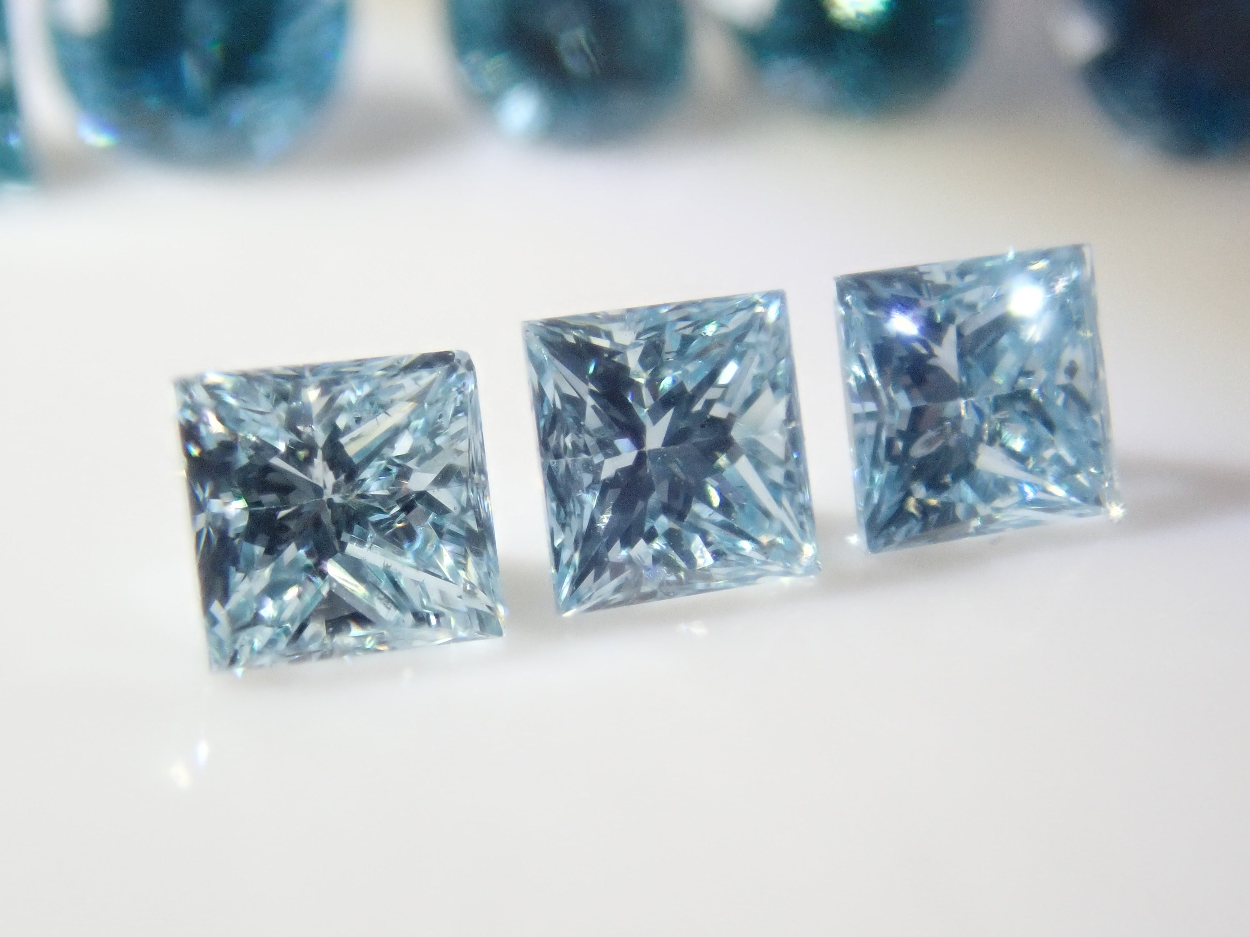 【4/18 22時販売】《限定8石》アイスブルー・ロンドンブルーのトリートダイヤモンド1石（平均0.12ct、VS-SIクラス相当）《複数購入割引有》