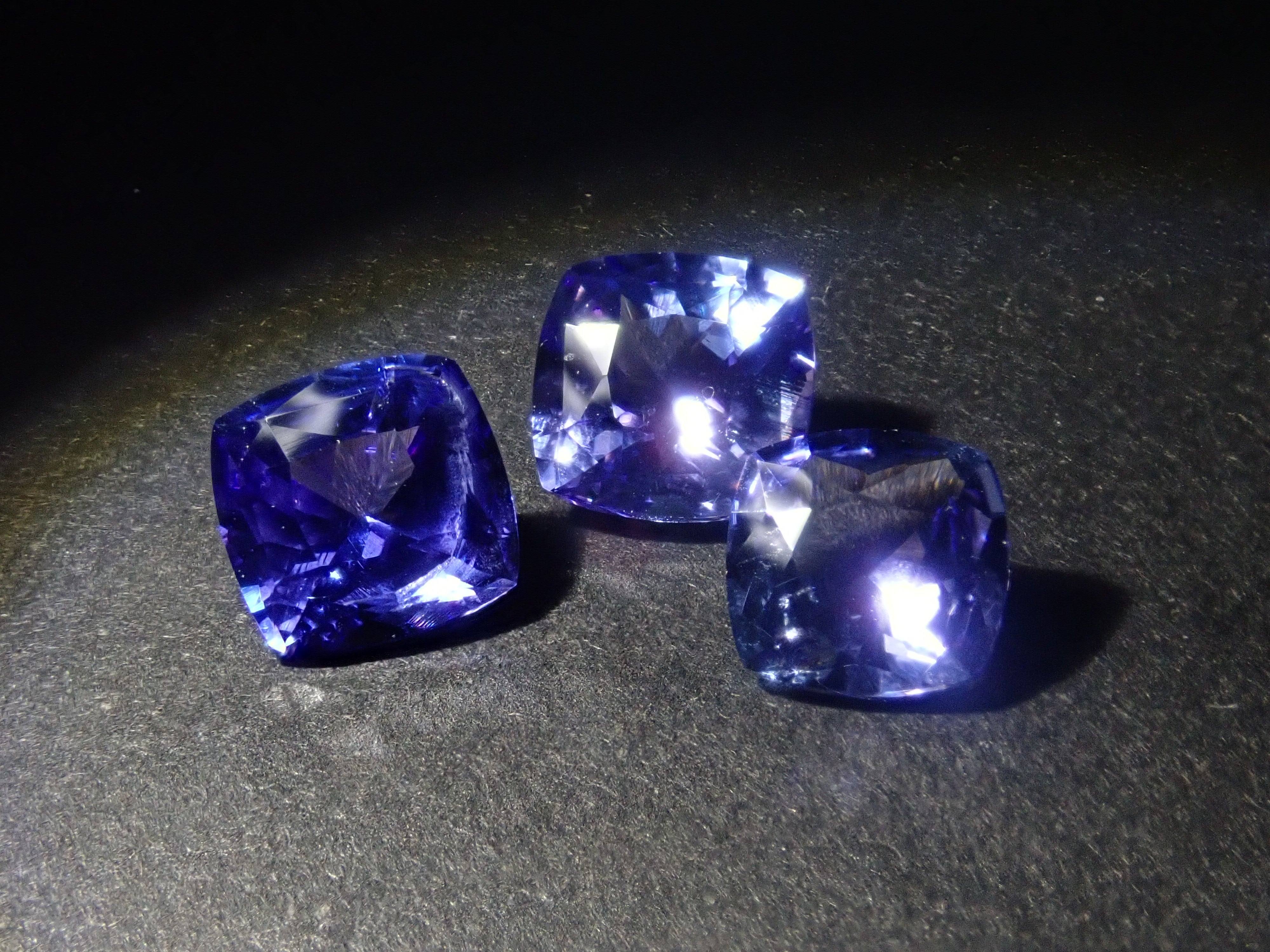 タンザニア産タンザナイト原石・ルース2石セット（平均3ct）《複数購入割引有》