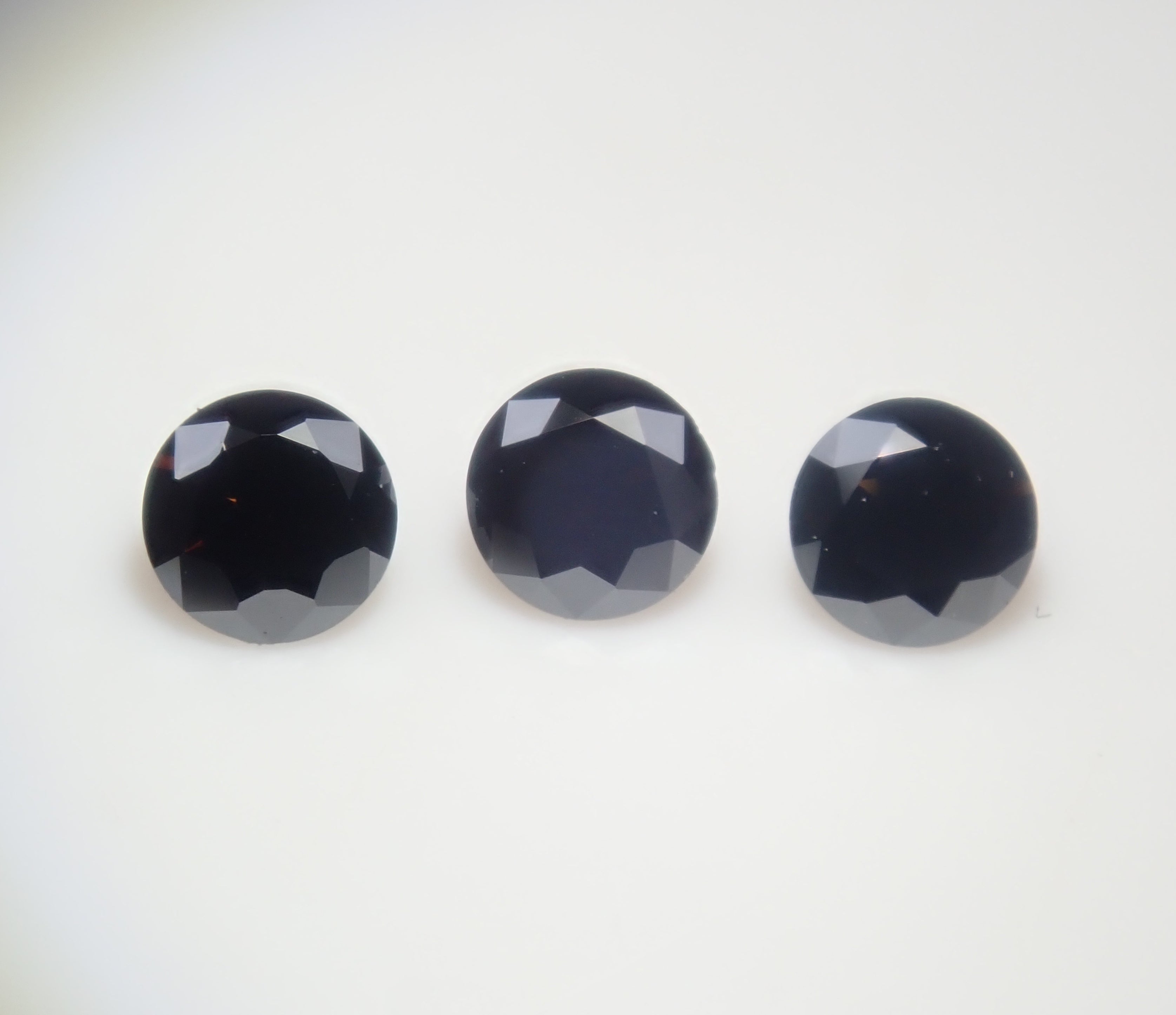 【10/4 22時販売】《限定3石》合成ブラックモアッサナイト1石ルース（2.5mm,ラウンドカット）《複数購入割引有》