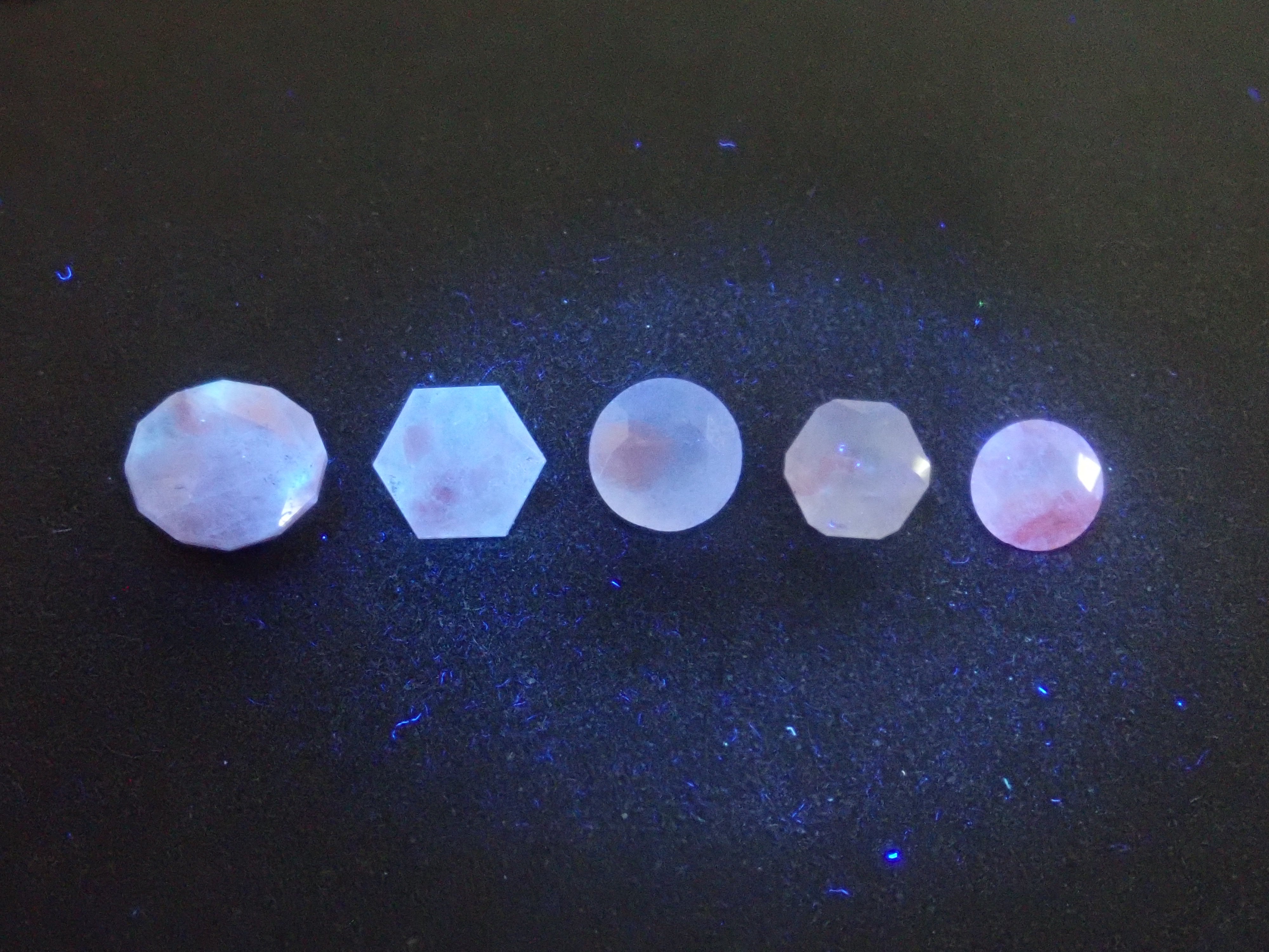 [Available at 10 PM on August 2nd] [Limited to 5 stones] Brazilian Rhodonite in Quartz (Faceted Cut) - 1 stone [Multiple purchase discounts available]