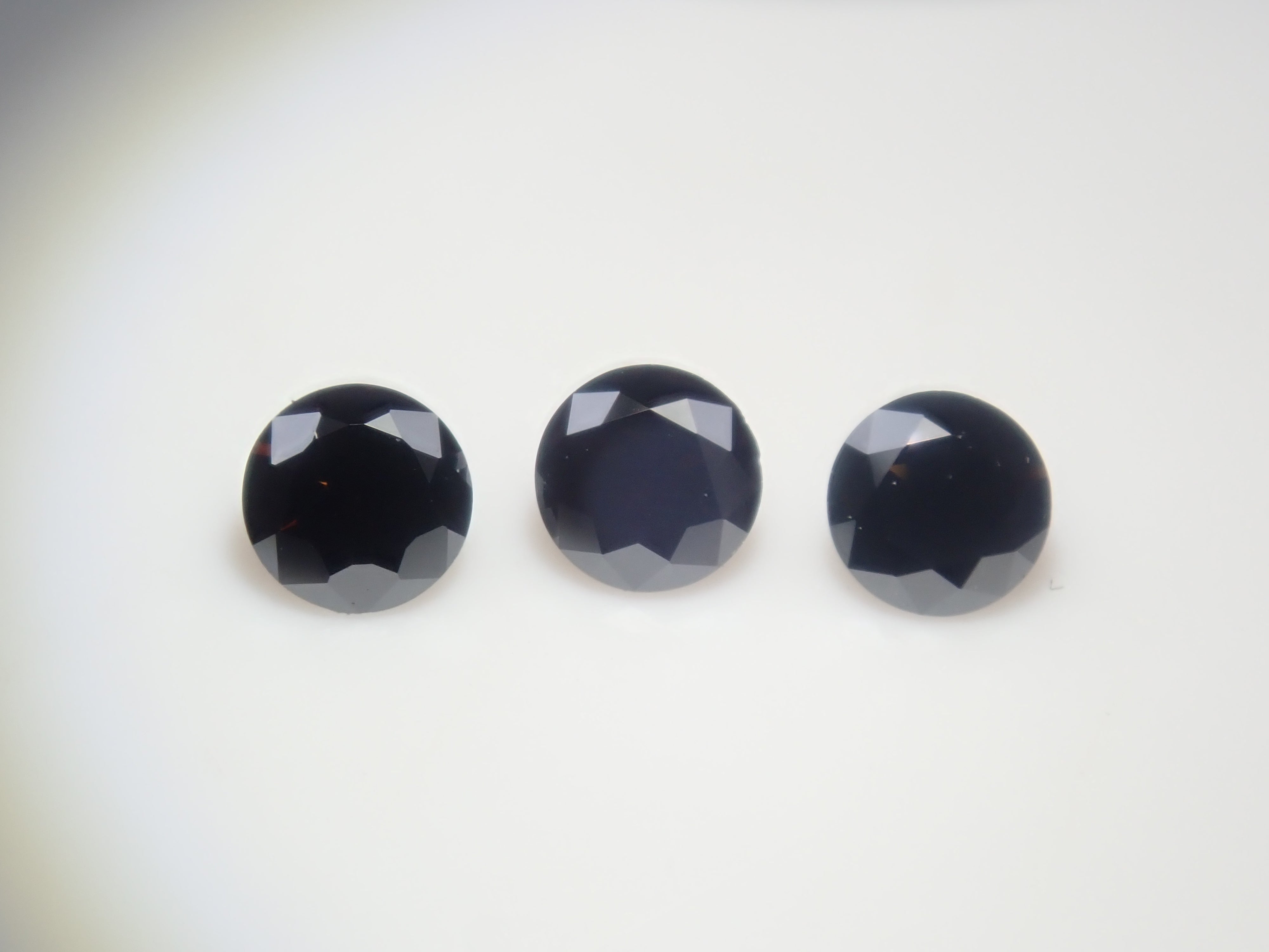 【10/4 22時販売】《限定3石》合成ブラックモアッサナイト1石ルース（2.5mm,ラウンドカット）《複数購入割引有》