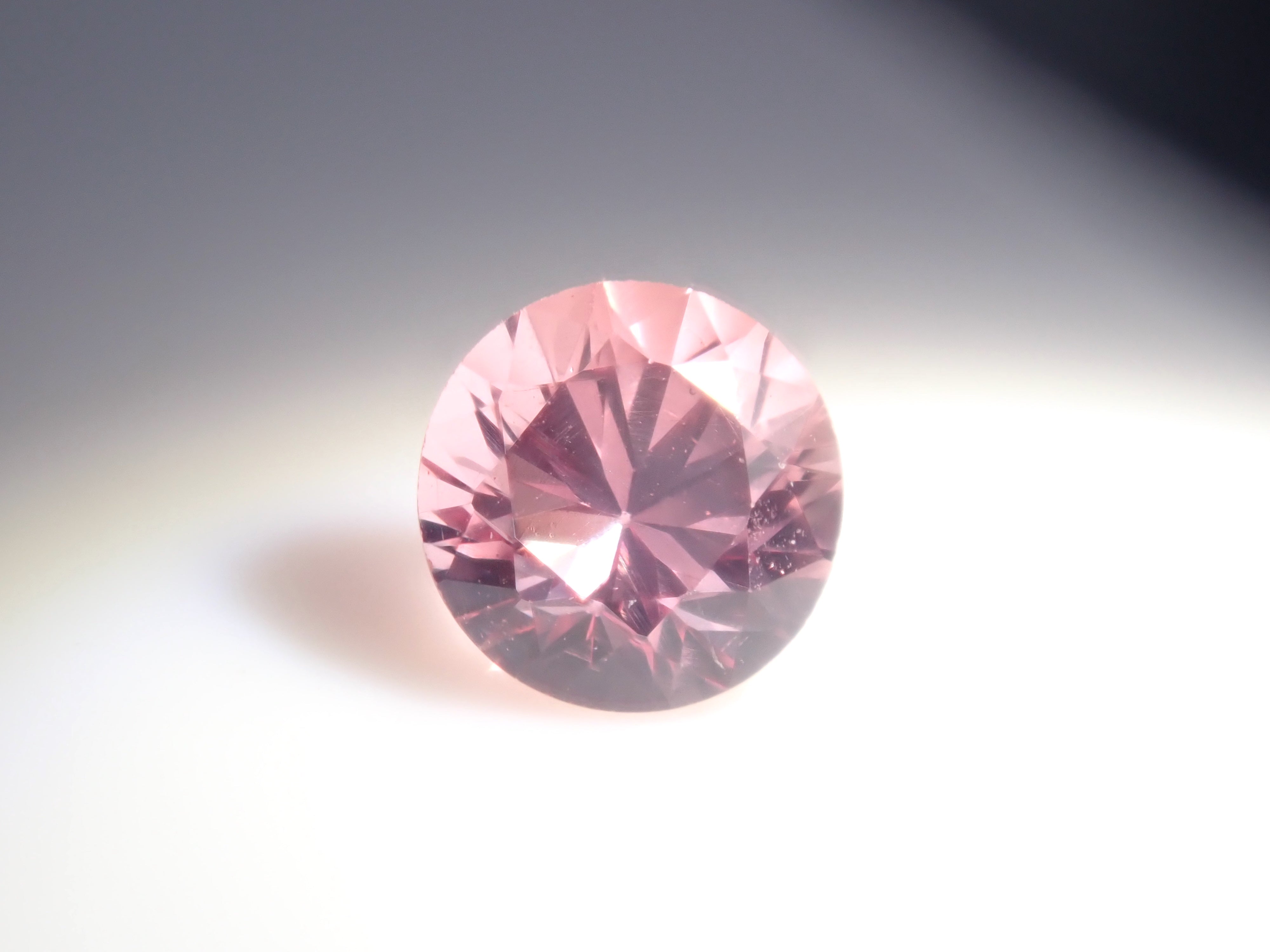 [On sale from 10pm on 8/4] Limited to 4 stones Pink Sapphire Gacha💎 (Only 1 stone is Padparadscha Sapphire 0.215ct with DGL certificate) 1 loose stone [Multiple purchase discounts available]