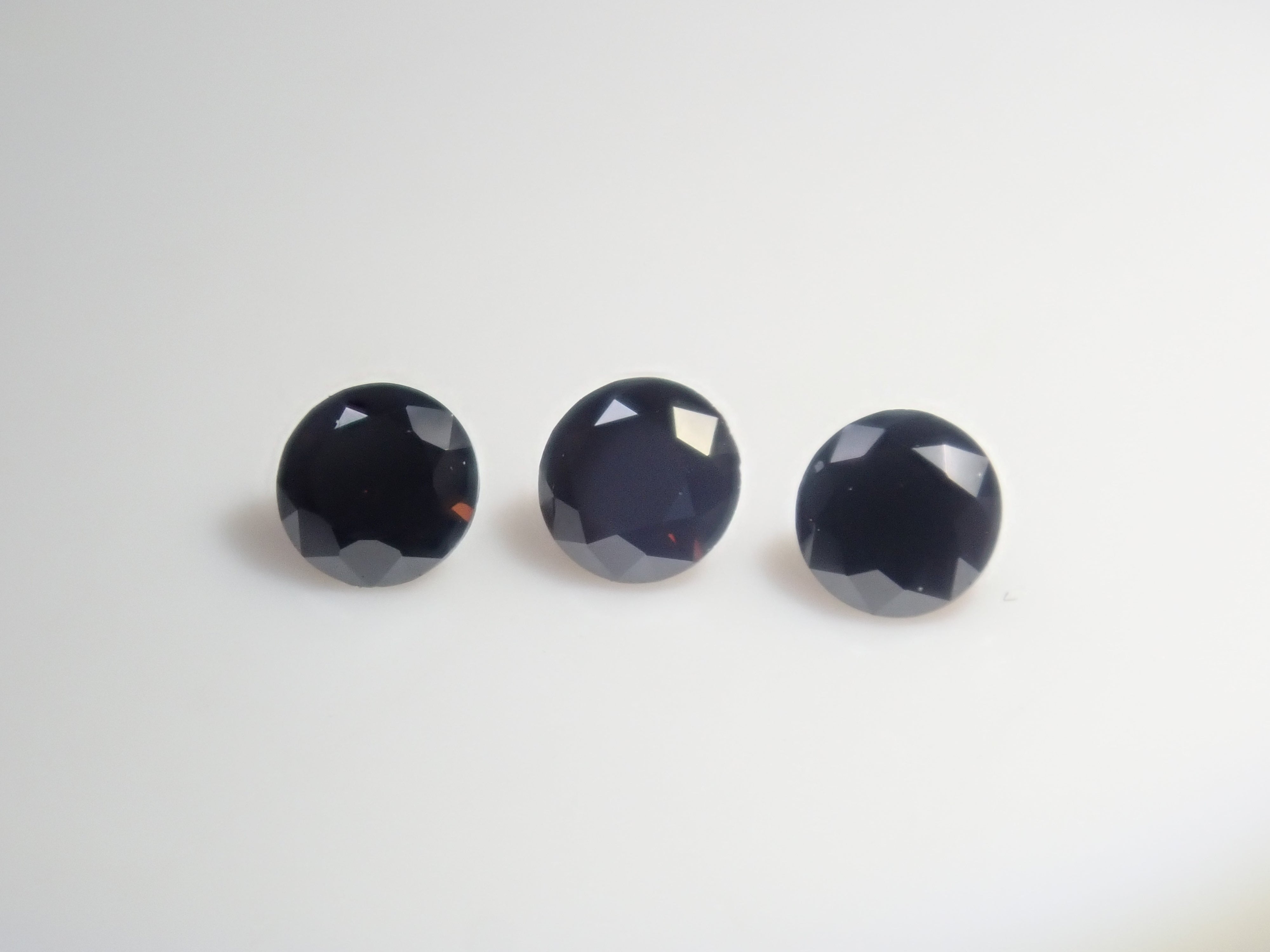 【10/4 22時販売】《限定3石》合成ブラックモアッサナイト1石ルース（2.5mm,ラウンドカット）《複数購入割引有》