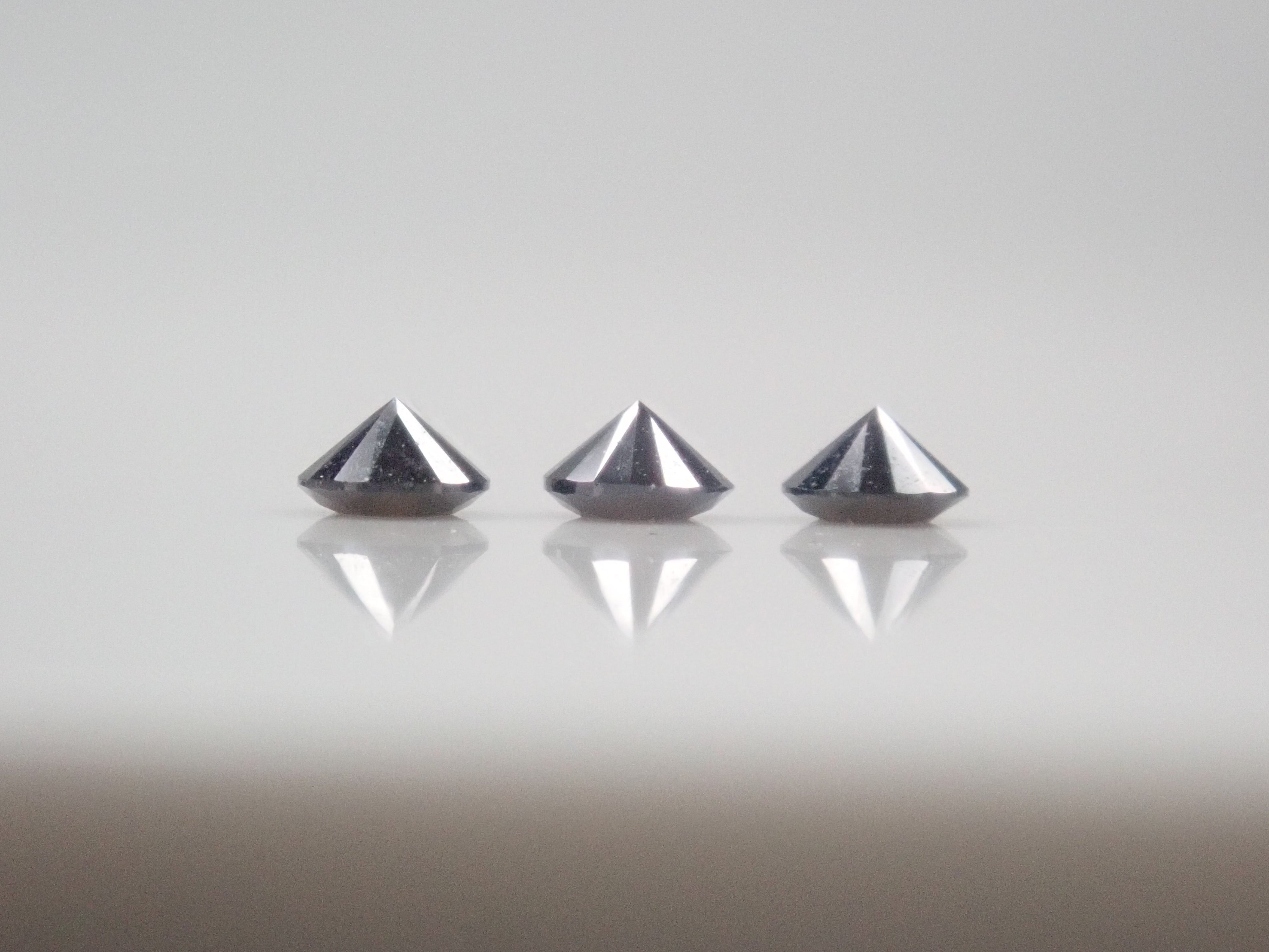 【10/4 22時販売】《限定3石》合成ブラックモアッサナイト1石ルース（2.5mm,ラウンドカット）《複数購入割引有》