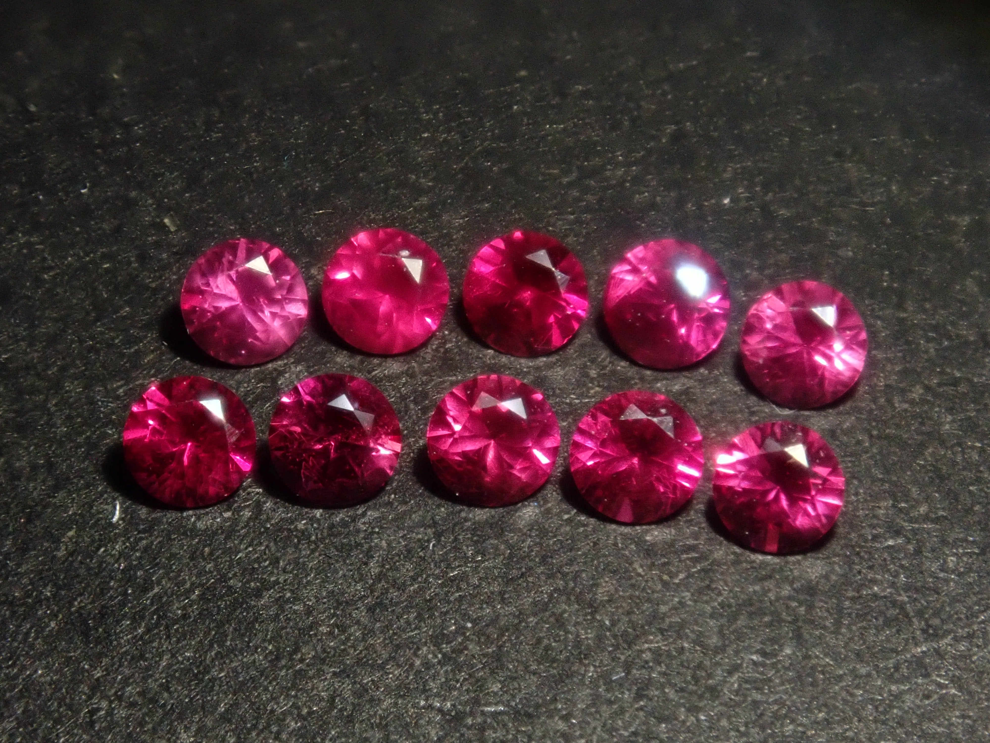 グリーンランド産ルビー2mm1石ルース《複数購入割引有》