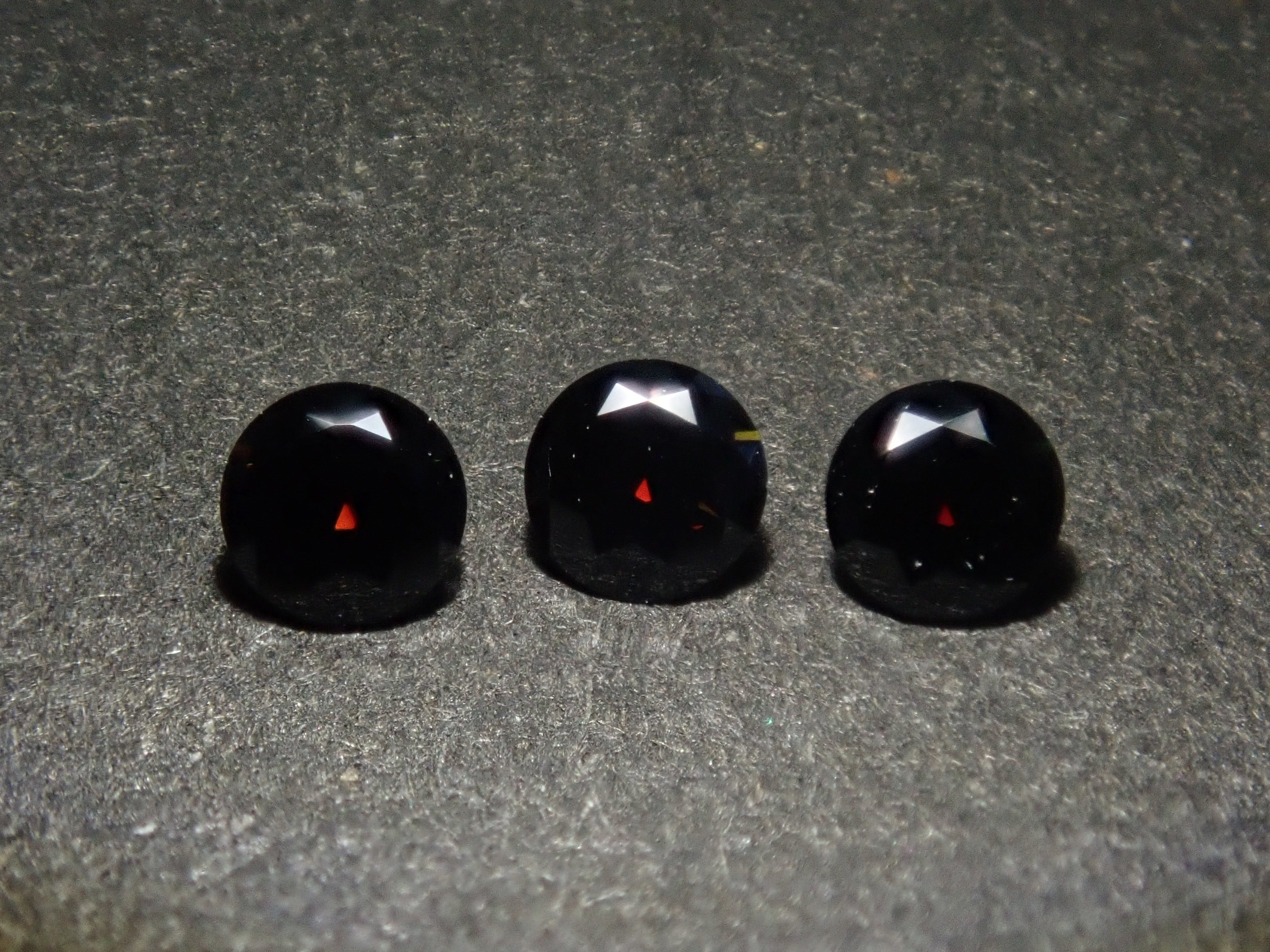【10/4 22時販売】《限定3石》合成ブラックモアッサナイト1石ルース（2.5mm,ラウンドカット）《複数購入割引有》