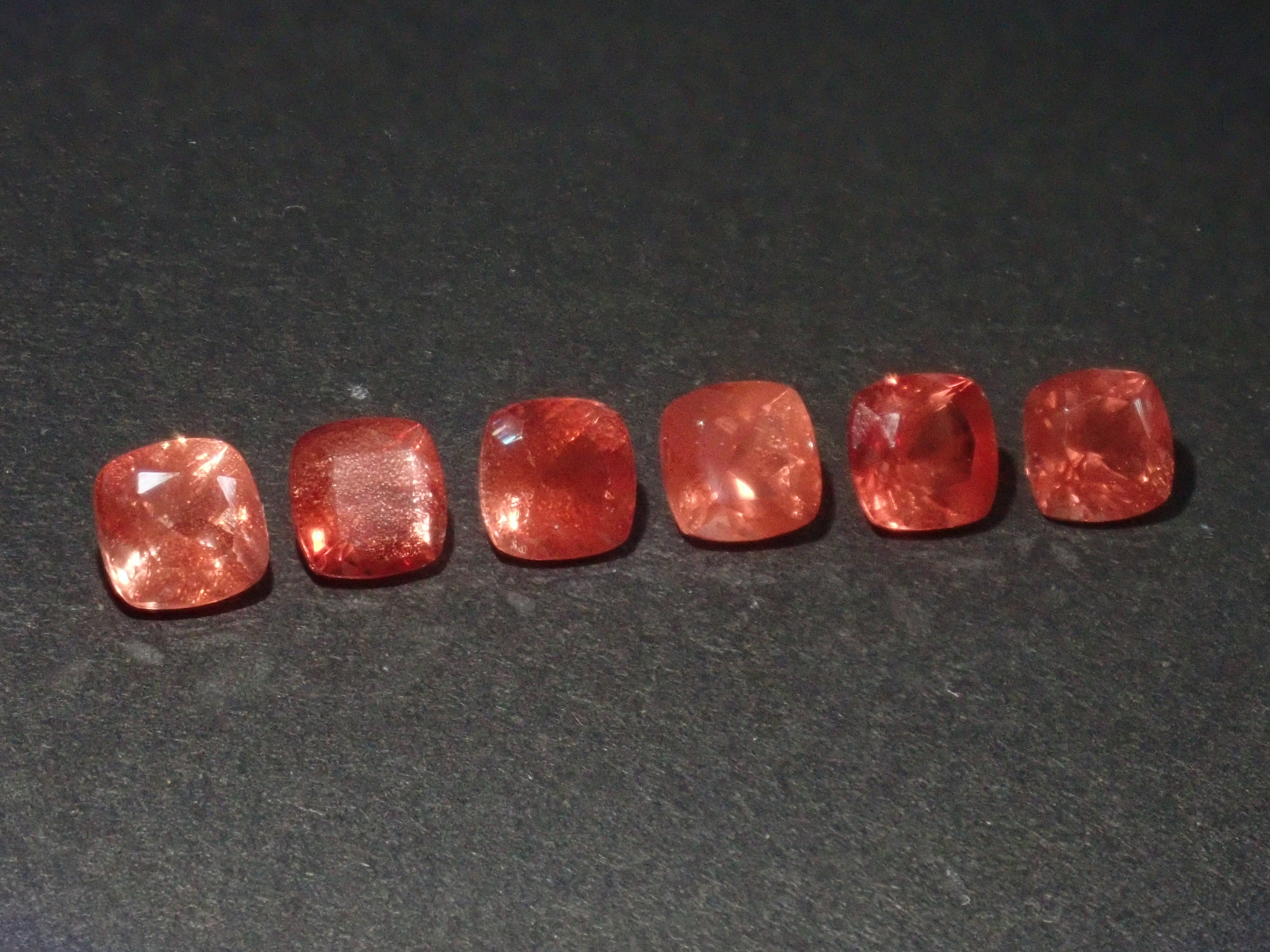 【1/25 22時販売】《限定6石》シラーが綺麗なアメリカ産オレゴンサンストーン💎（クッションカット,6×6mm）《複数購入割引有》