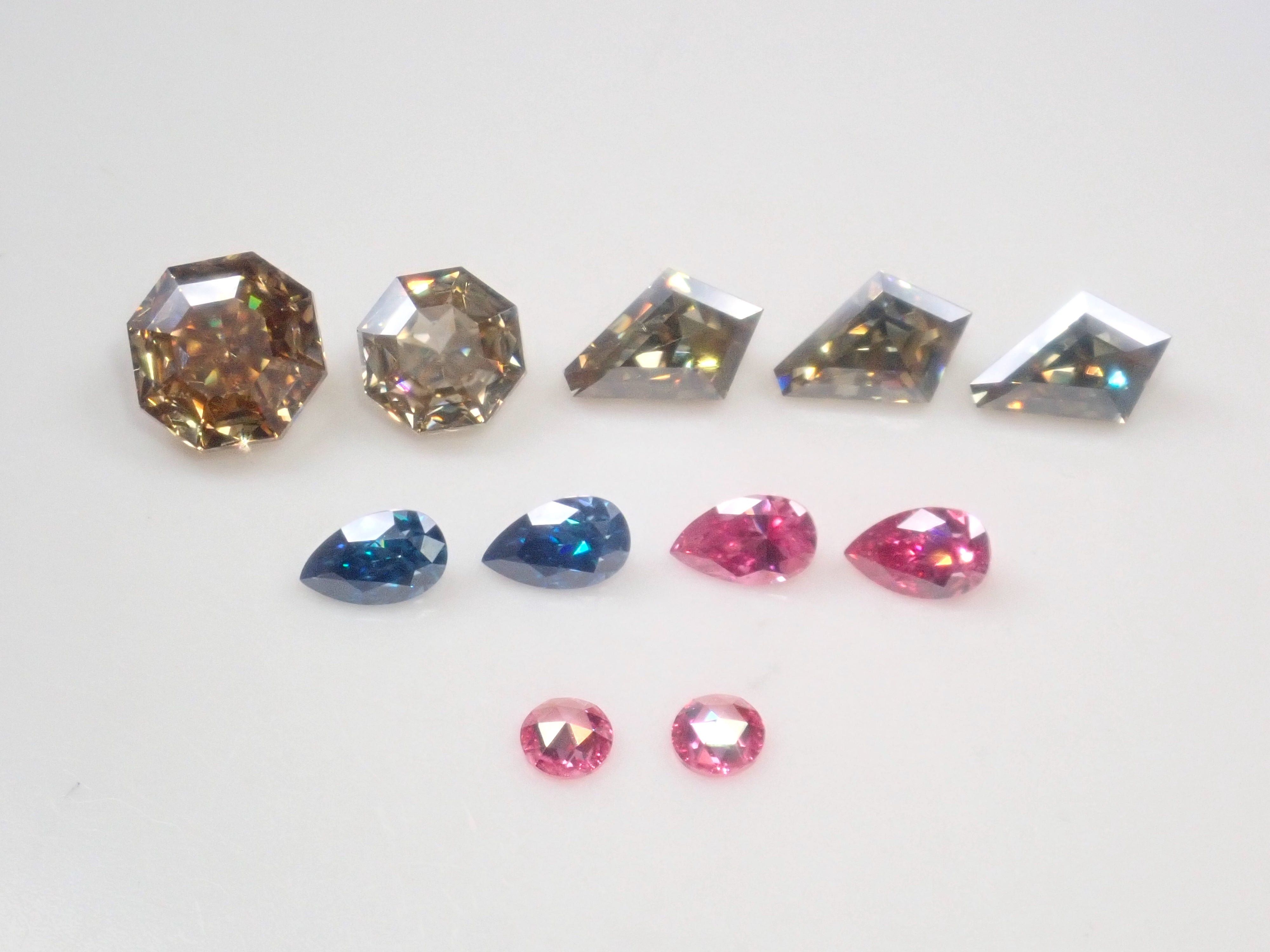 【10/5 22時販売】《限定11石》合成モアッサナイトガチャ💎甲州貴石切子plusthreeモアッサナイトやサンジェ氏カットやピンクやブルーモアッサ含む1石ルース《複数購入割引有》