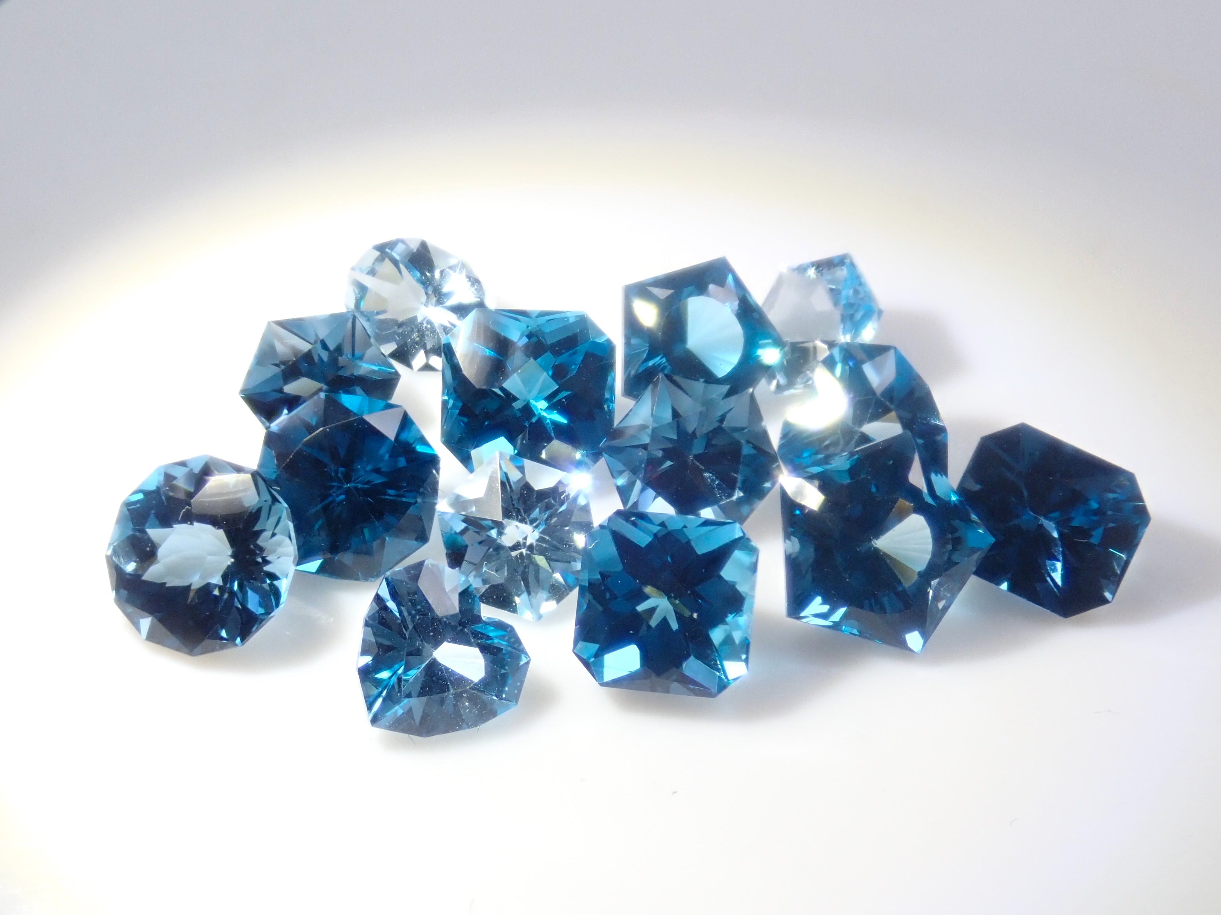 限定13石》甲州貴石切子《月型切子》のブルートパーズ10ctを含むブルー