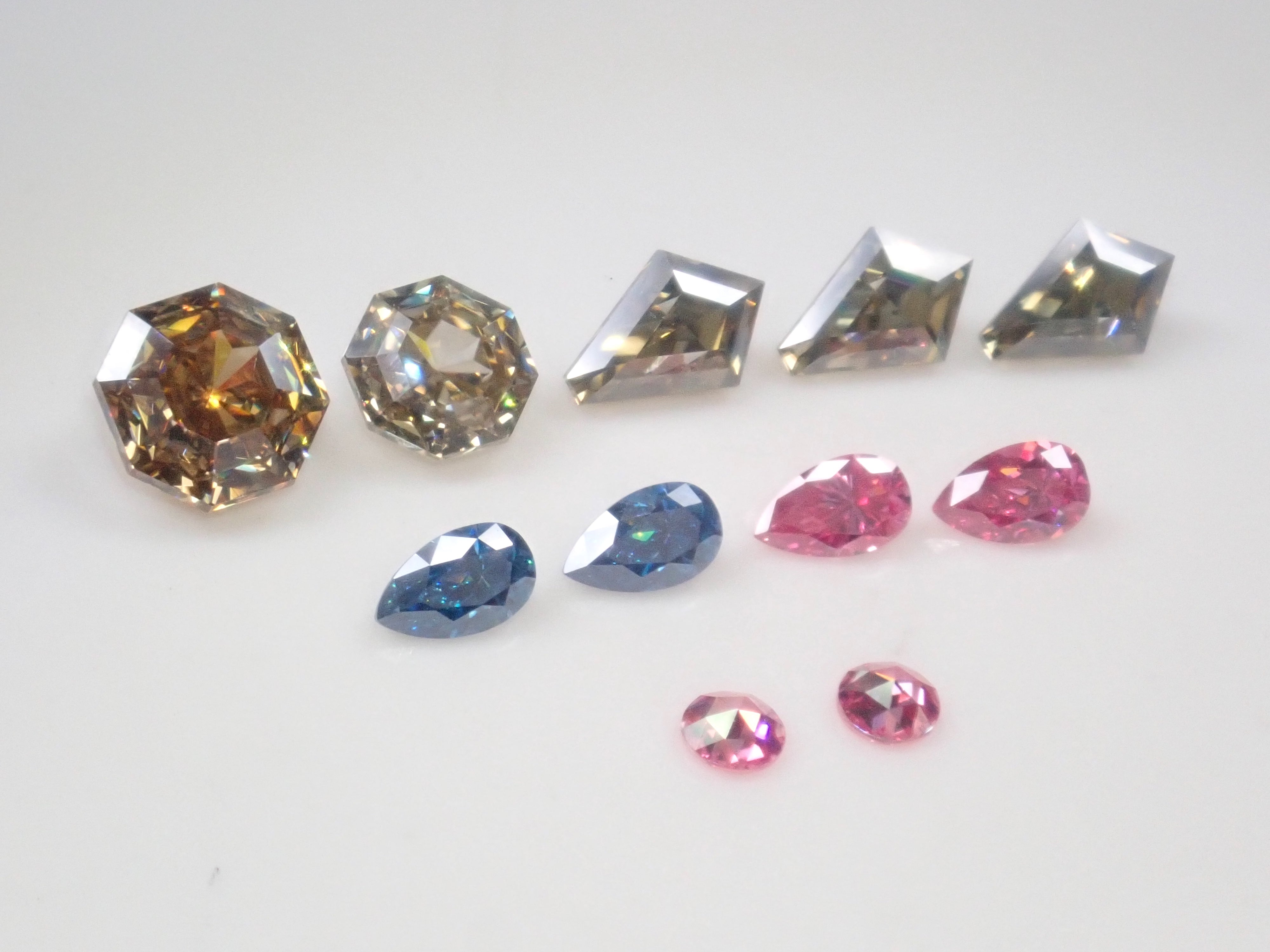 【10/5 22時販売】《限定11石》合成モアッサナイトガチャ💎甲州貴石切子plusthreeモアッサナイトやサンジェ氏カットやピンクやブルーモアッサ含む1石ルース《複数購入割引有》