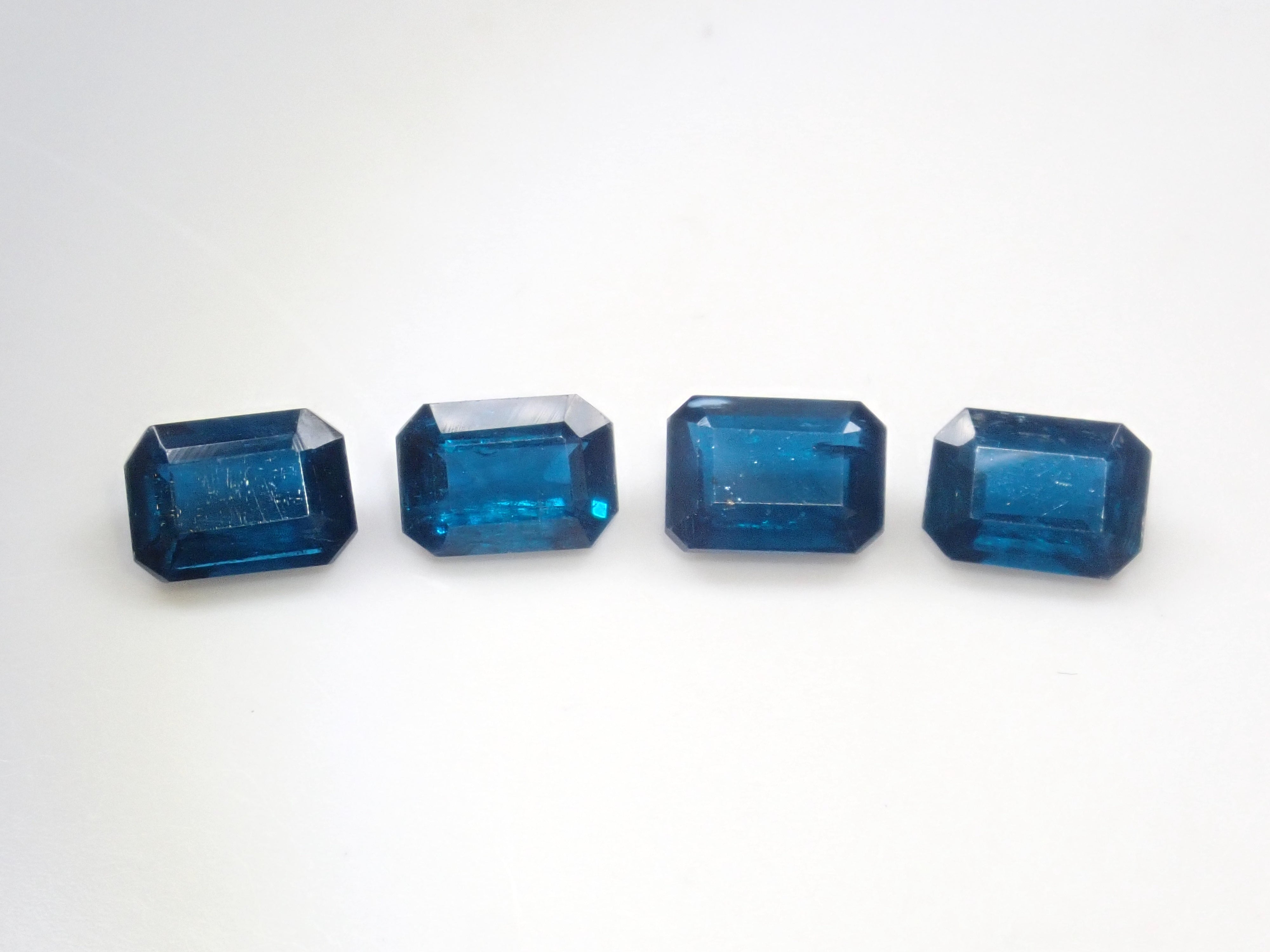 【5/17 22時販売】ネパール産カイヤナイト1石ルース（インディゴブルーカラー,4×6mm,オーバルカット）《複数購入割引有》