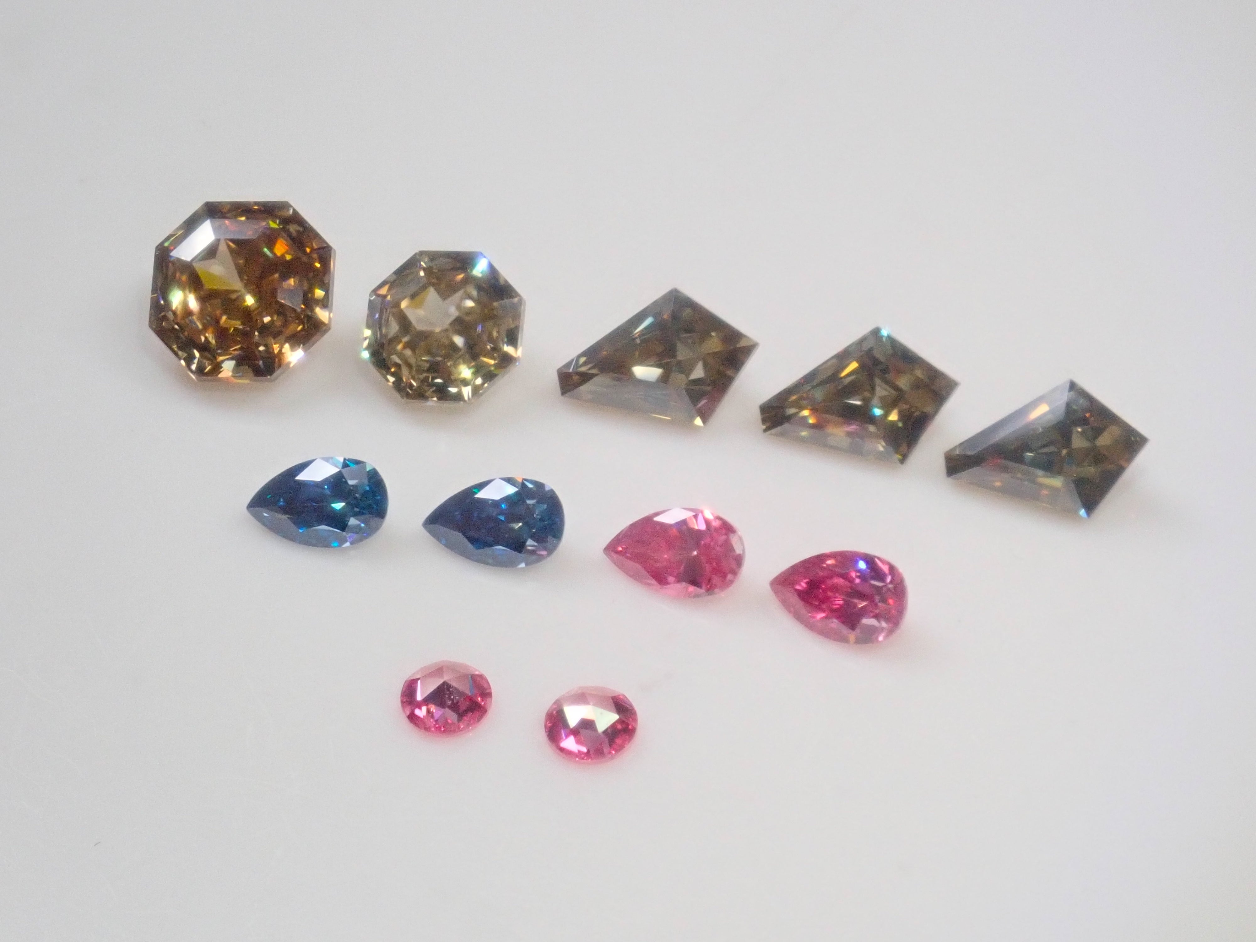 【10/5 22時販売】《限定11石》合成モアッサナイトガチャ💎甲州貴石切子plusthreeモアッサナイトやサンジェ氏カットやピンクやブルーモアッサ含む1石ルース《複数購入割引有》