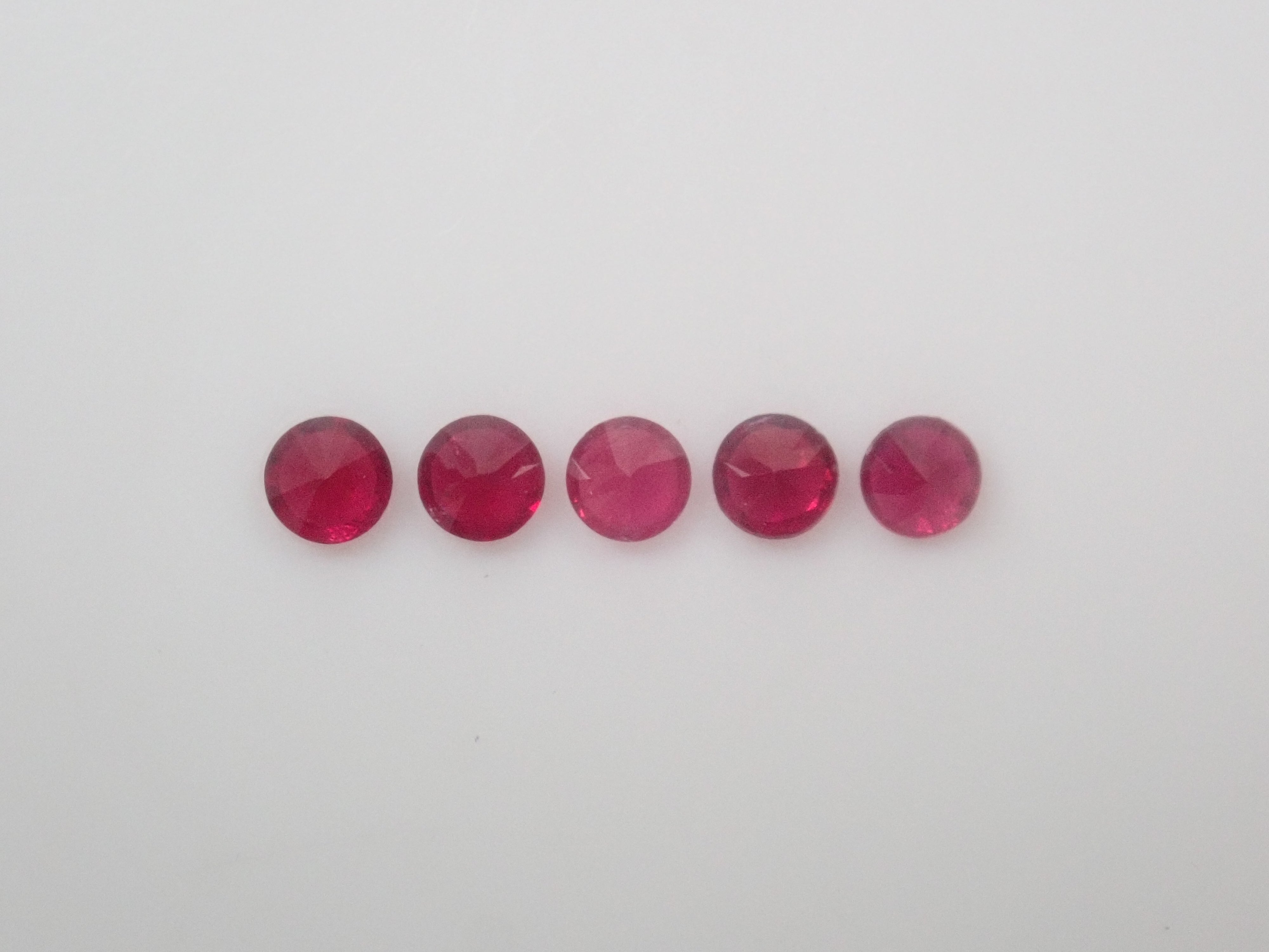 グリーンランド産ルビー1石ルース（約2.3mm,トップカラー）