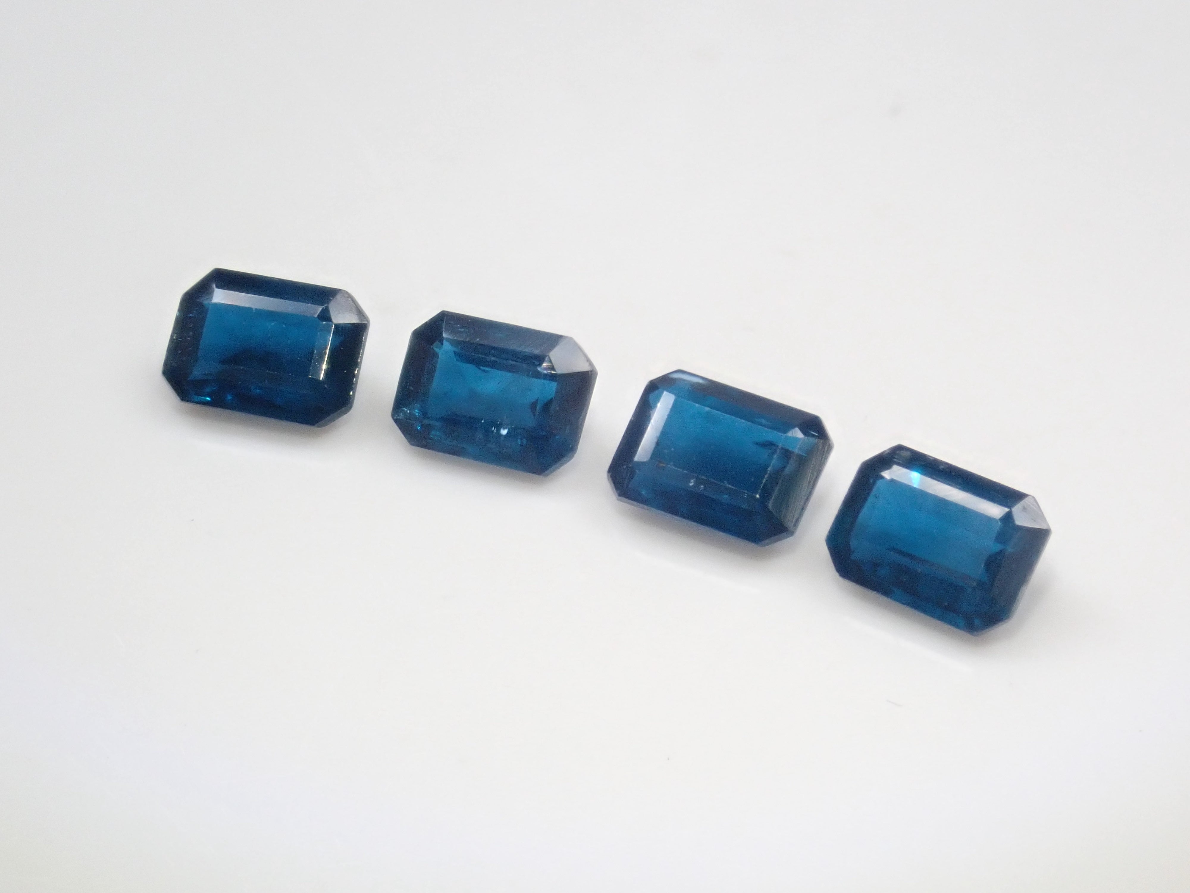 【5/17 22時販売】ネパール産カイヤナイト1石ルース（インディゴブルーカラー,4×6mm,オーバルカット）《複数購入割引有》