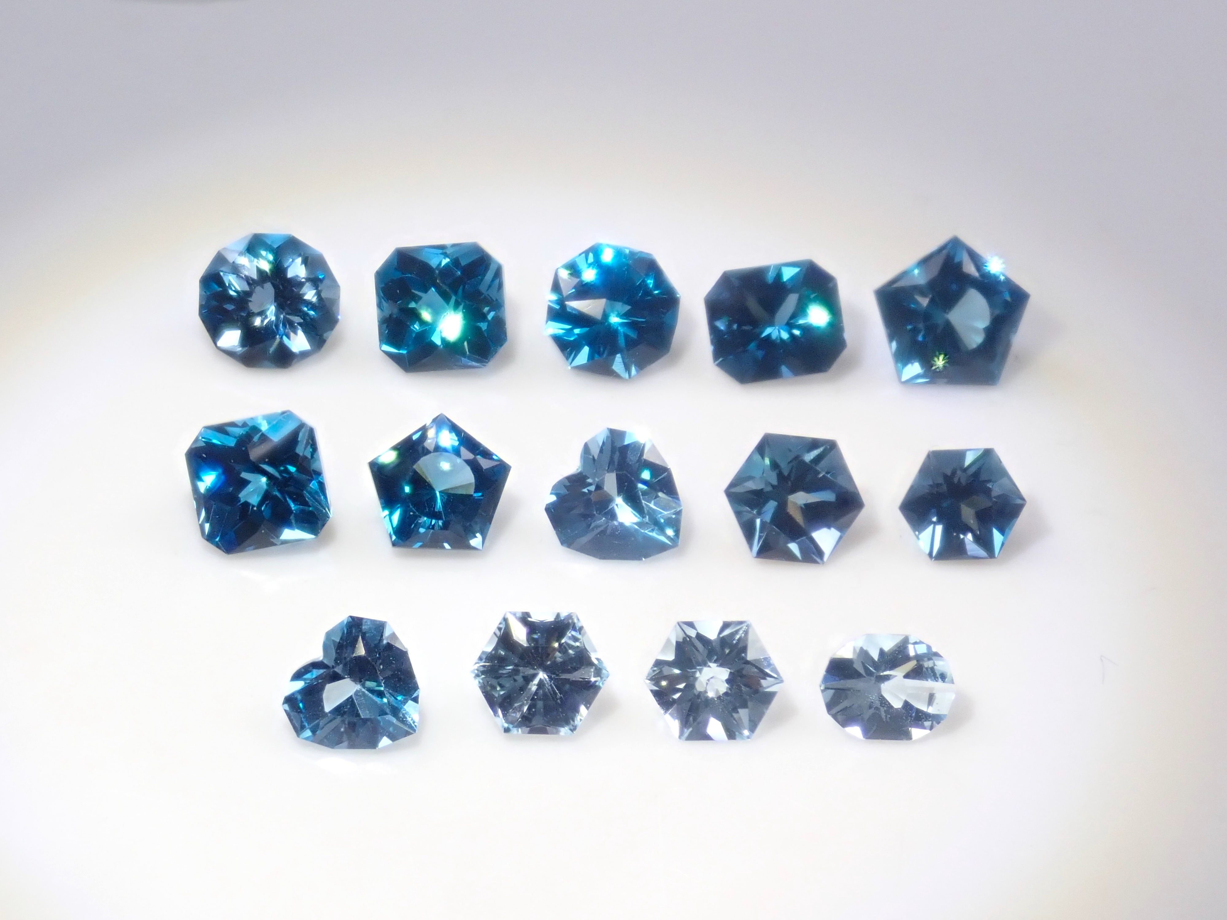 限定13石》甲州貴石切子《月型切子》のブルートパーズ10ctを含むブルー