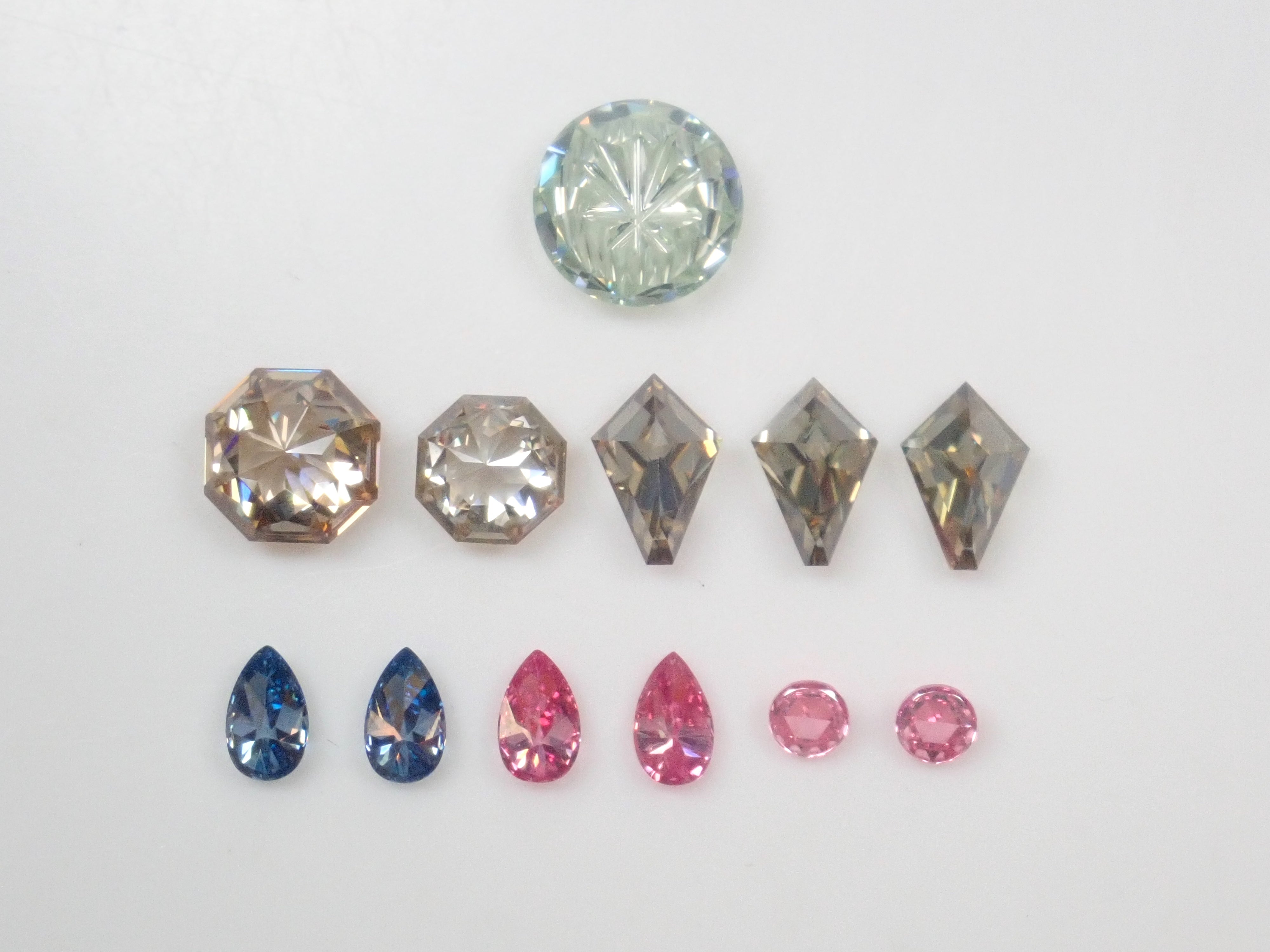 【10/5 22時販売】《限定11石》合成モアッサナイトガチャ💎甲州貴石切子plusthreeモアッサナイトやサンジェ氏カットやピンクやブルーモアッサ含む1石ルース《複数購入割引有》