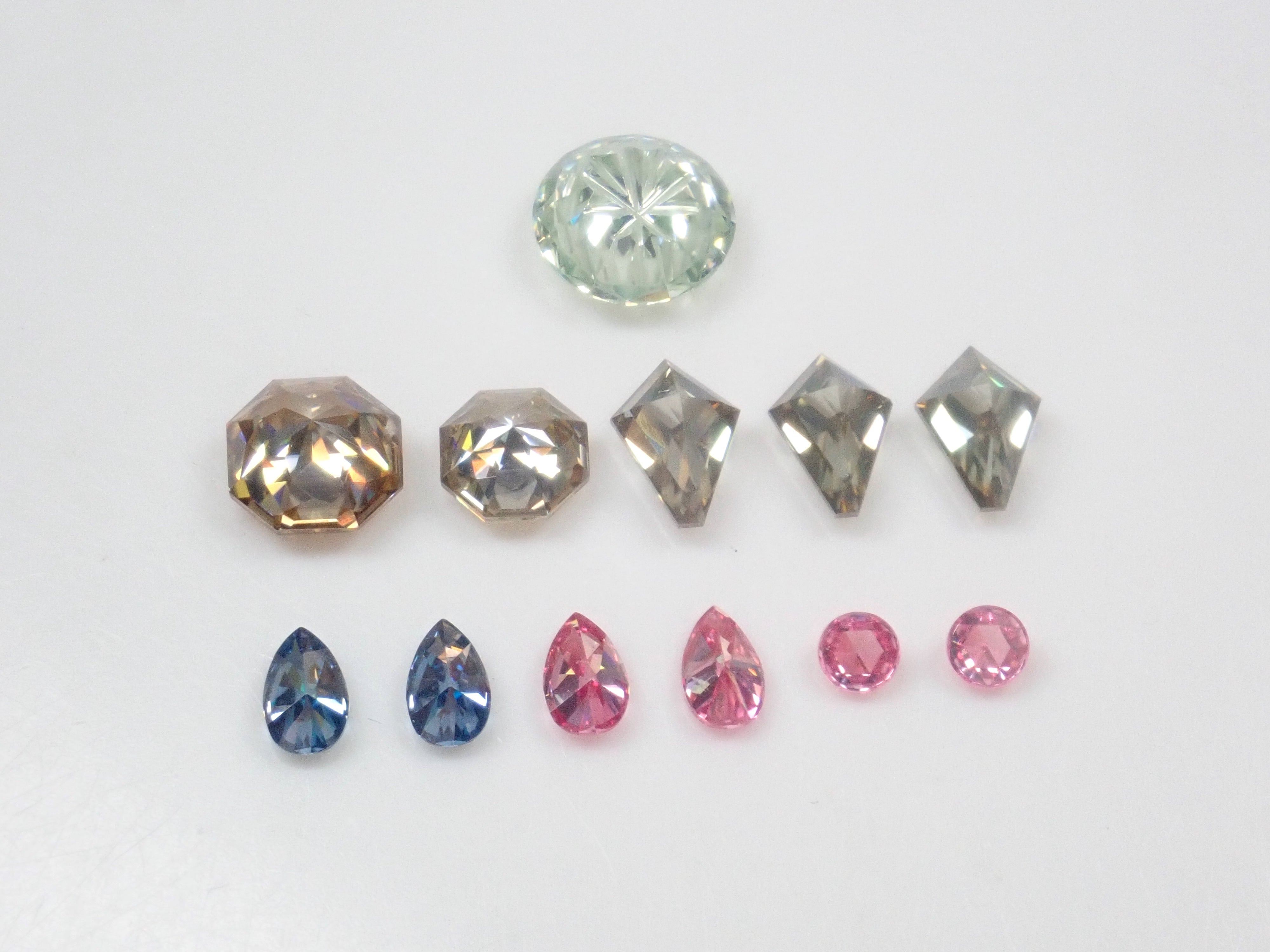 【10/5 22時販売】《限定11石》合成モアッサナイトガチャ💎甲州貴石切子plusthreeモアッサナイトやサンジェ氏カットやピンクやブルーモアッサ含む1石ルース《複数購入割引有》