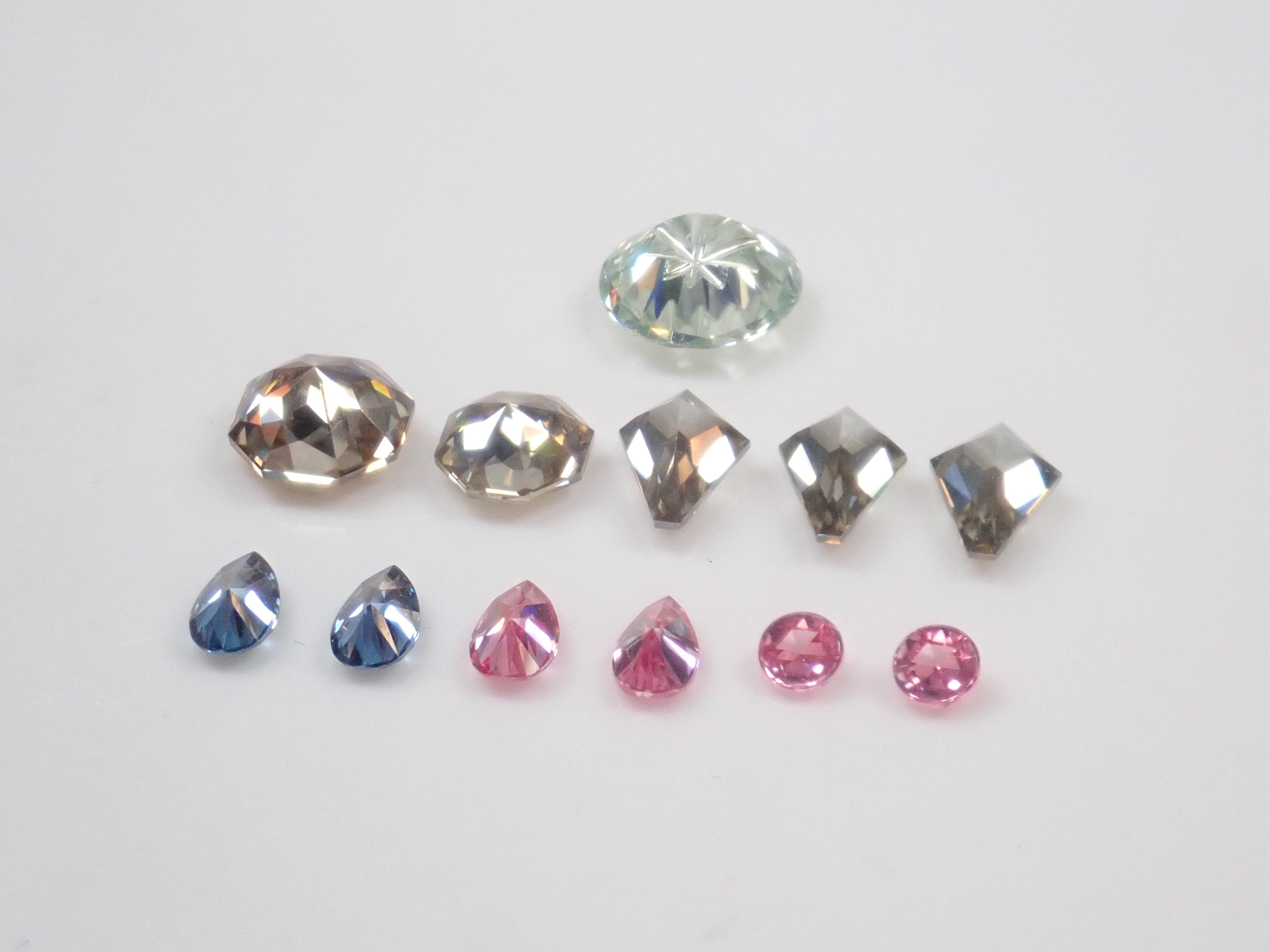 【10/5 22時販売】《限定11石》合成モアッサナイトガチャ💎甲州貴石切子plusthreeモアッサナイトやサンジェ氏カットやピンクやブルーモアッサ含む1石ルース《複数購入割引有》