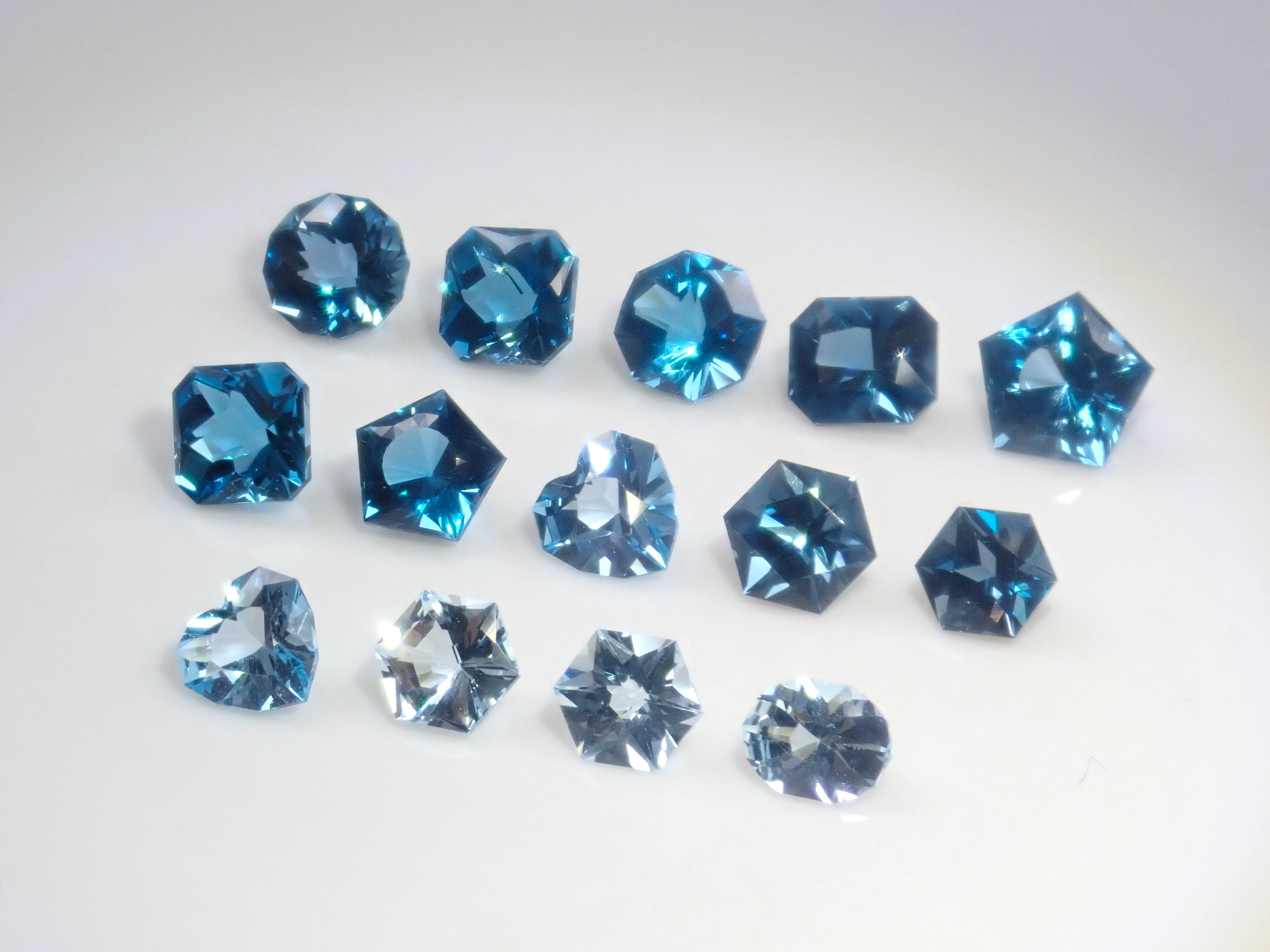 限定13石》甲州貴石切子《月型切子》のブルートパーズ10ctを含むブルー