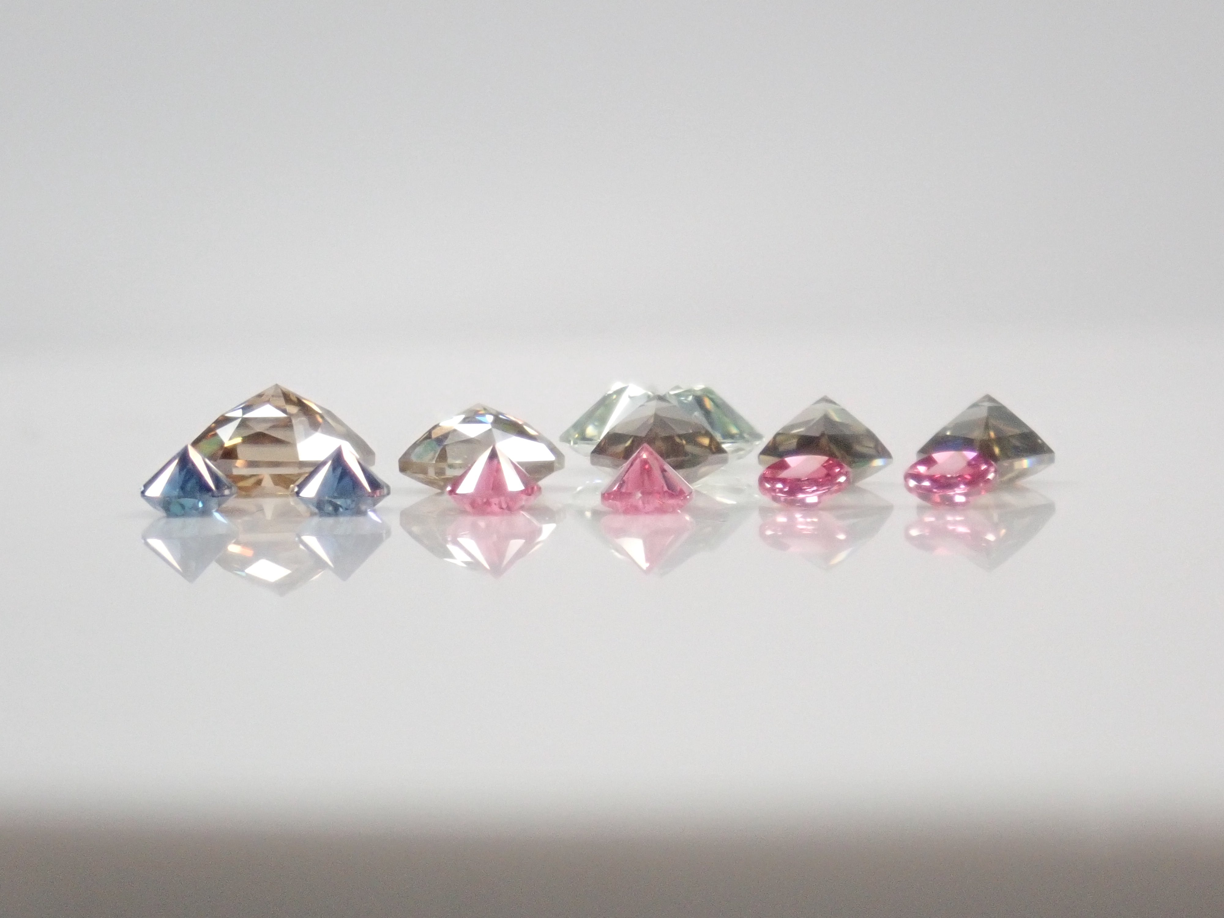 【10/5 22時販売】《限定11石》合成モアッサナイトガチャ💎甲州貴石切子plusthreeモアッサナイトやサンジェ氏カットやピンクやブルーモアッサ含む1石ルース《複数購入割引有》