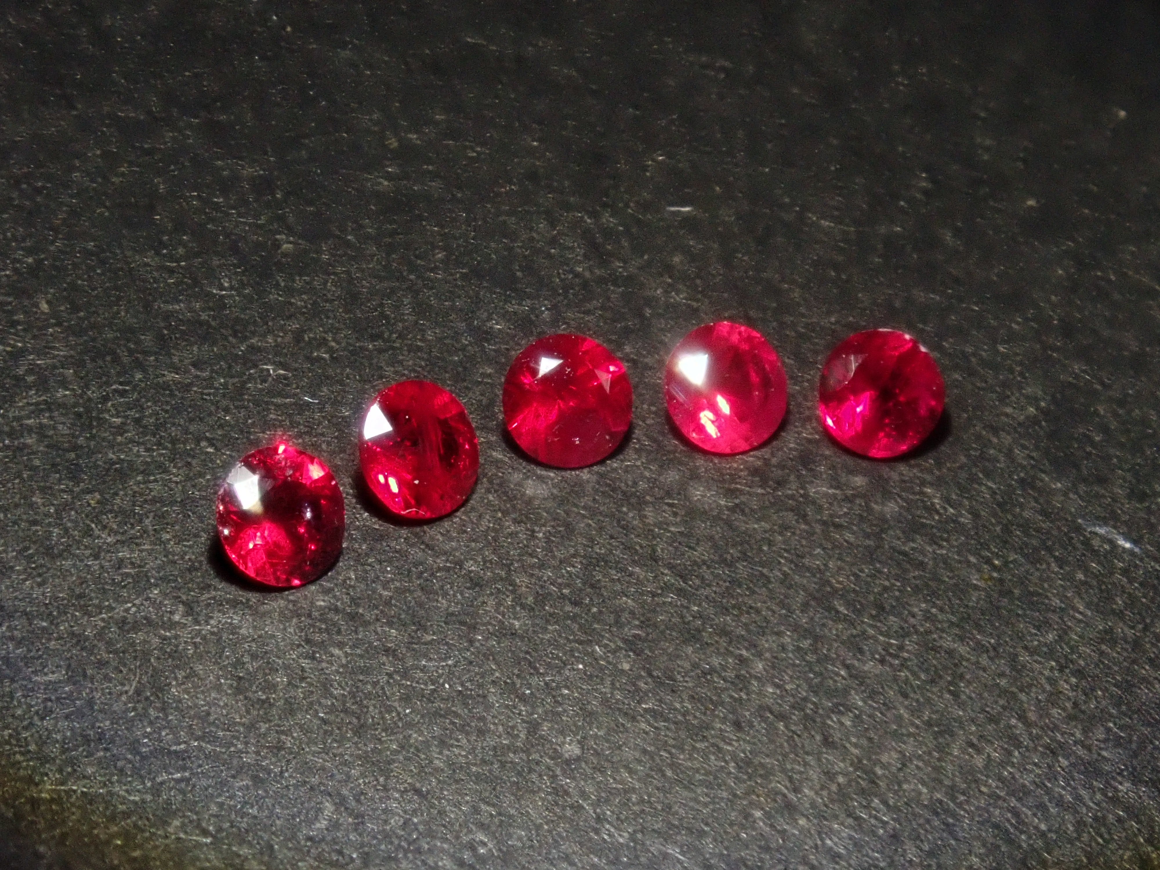 グリーンランド産ルビー1石ルース（約2.3mm,トップカラー）