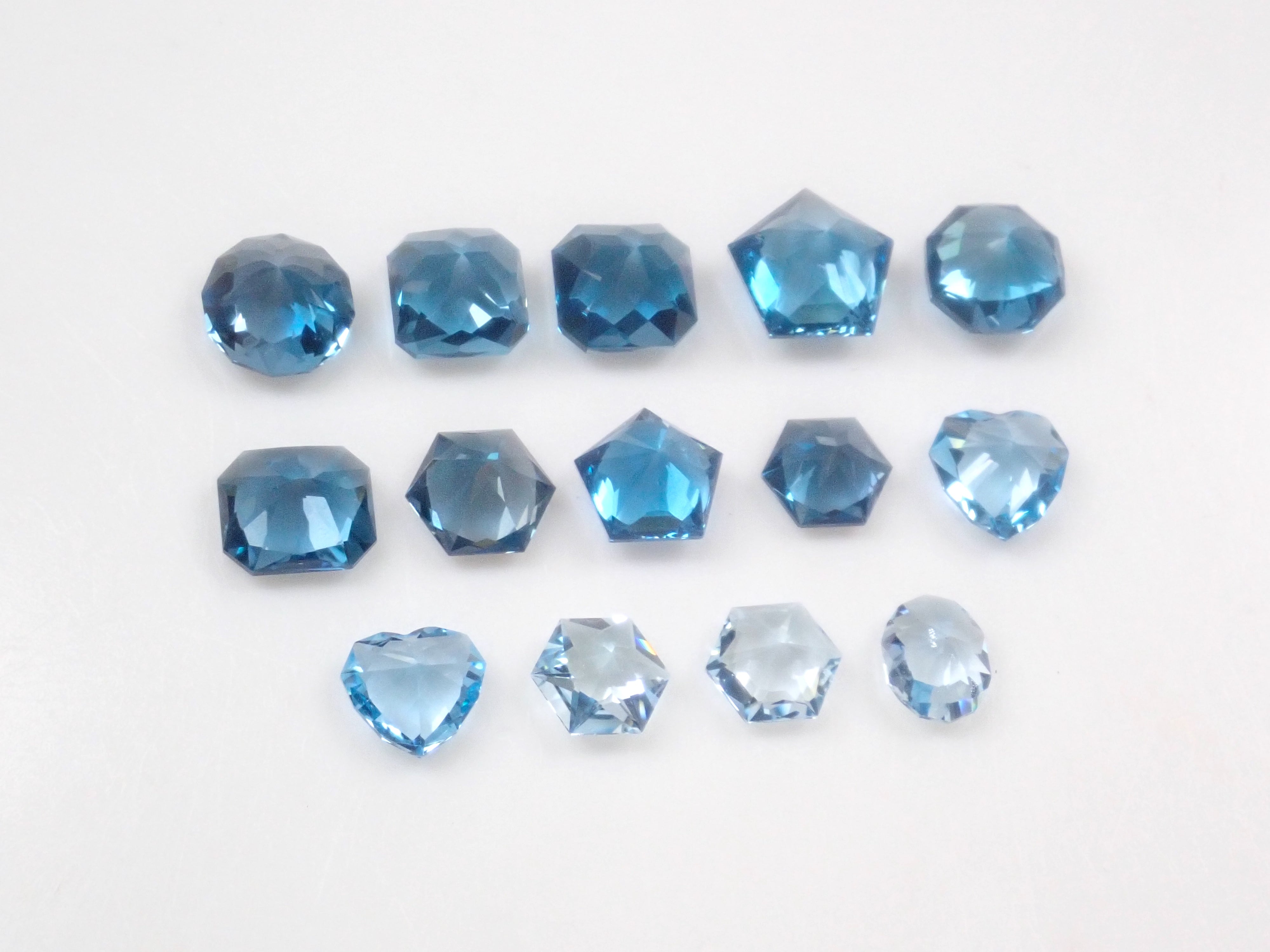 【1/11 22時販売】《限定13石》甲州貴石切子《月型切子》のブルートパーズ10ctを含むブルートパーズガチャ1石ルース《複数購入割引有》