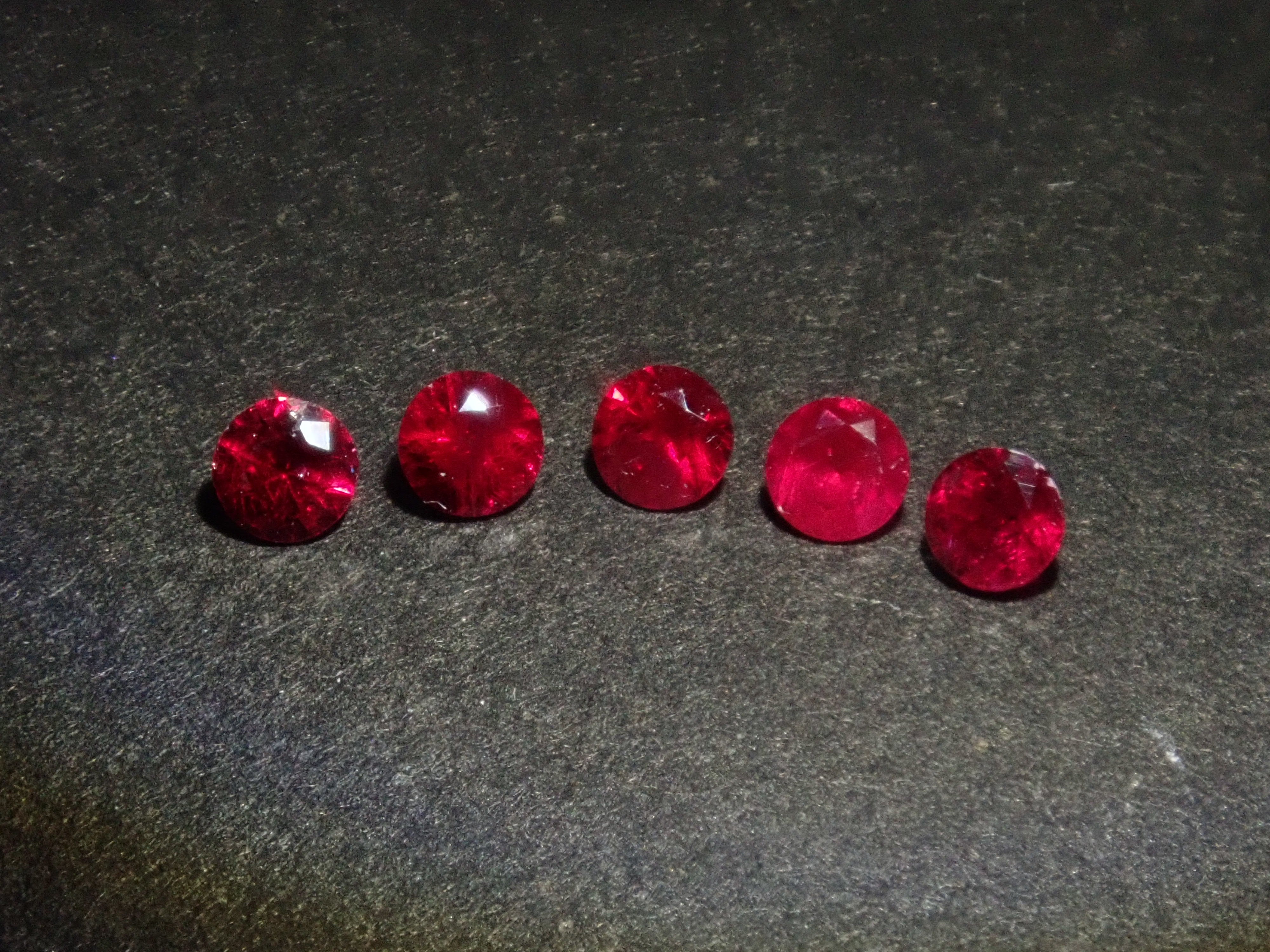 グリーンランド産ルビー1石ルース（約2.3mm,トップカラー）