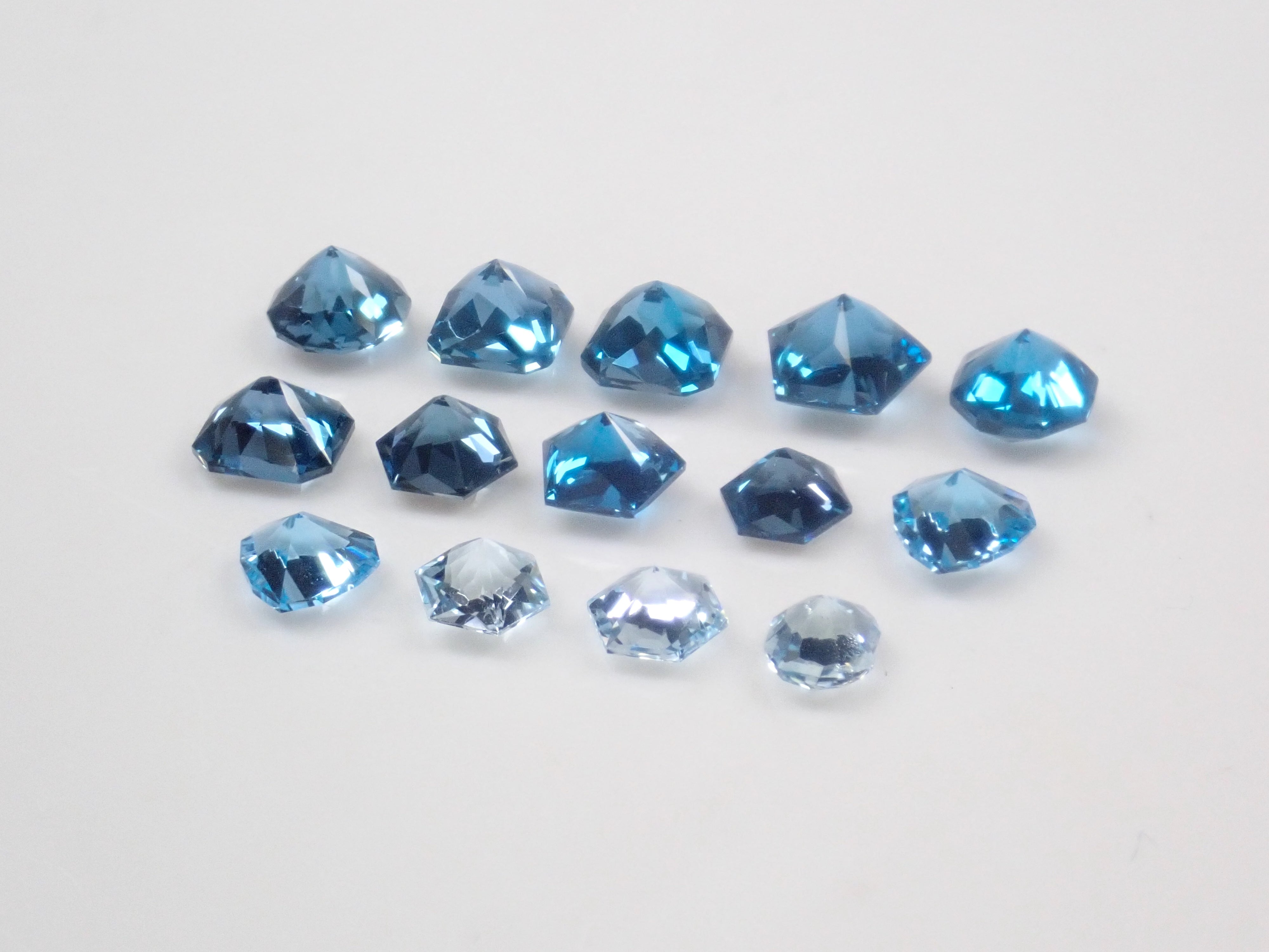 【1/11 22時販売】《限定13石》甲州貴石切子《月型切子》のブルートパーズ10ctを含むブルートパーズガチャ1石ルース《複数購入割引有》