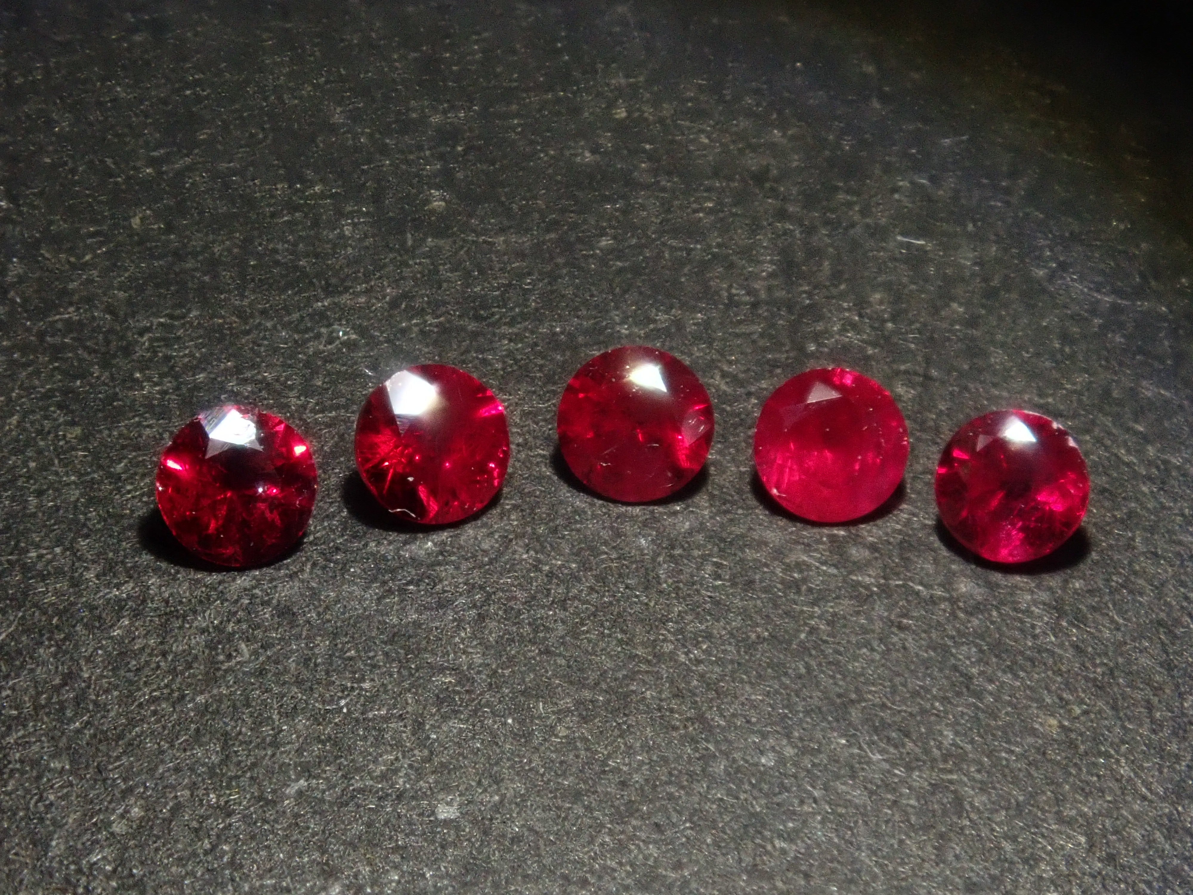 グリーンランド産ルビー1石ルース（約2.3mm,トップカラー）