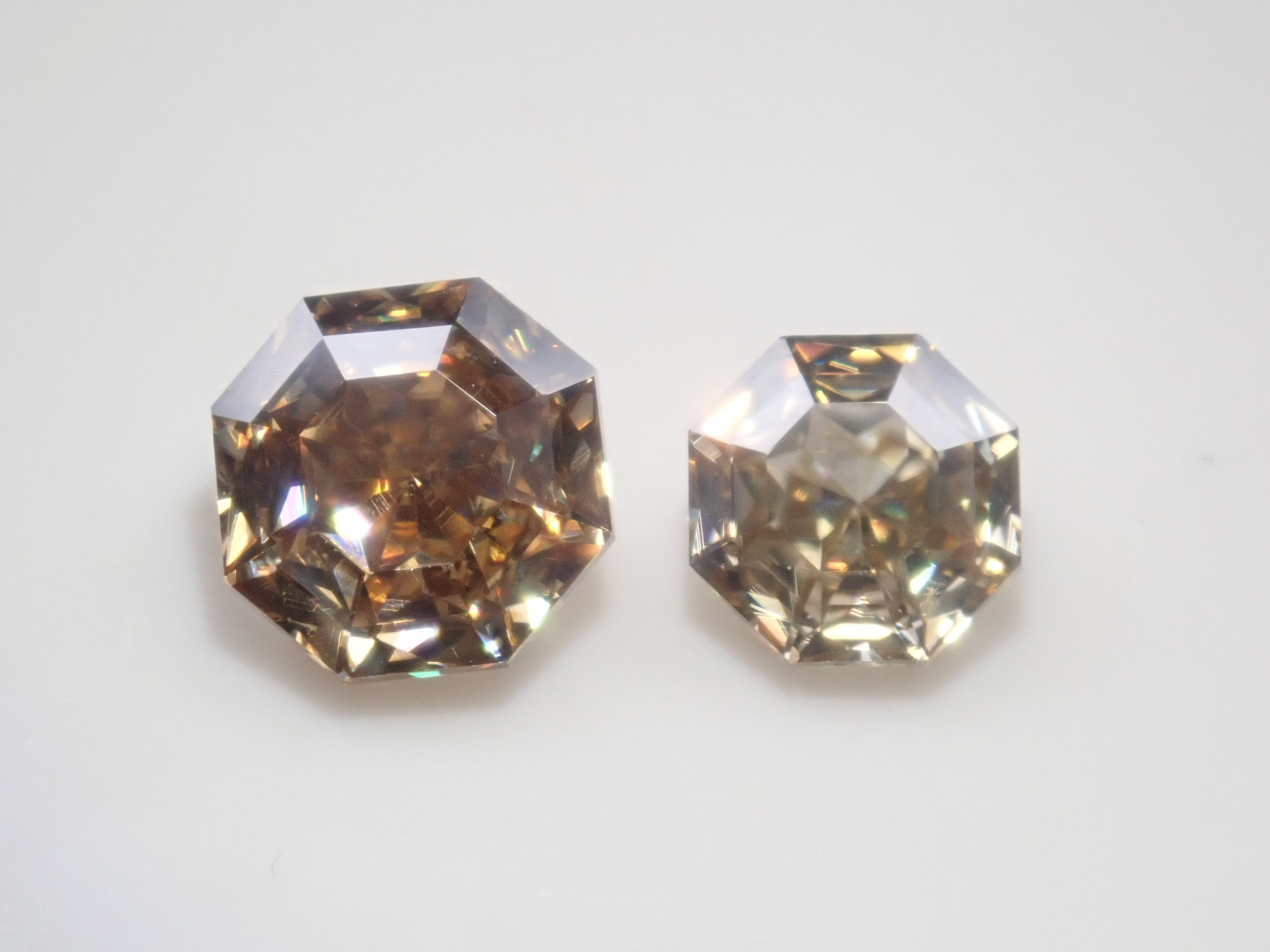 【10/5 22時販売】《限定11石》合成モアッサナイトガチャ💎甲州貴石切子plusthreeモアッサナイトやサンジェ氏カットやピンクやブルーモアッサ含む1石ルース《複数購入割引有》