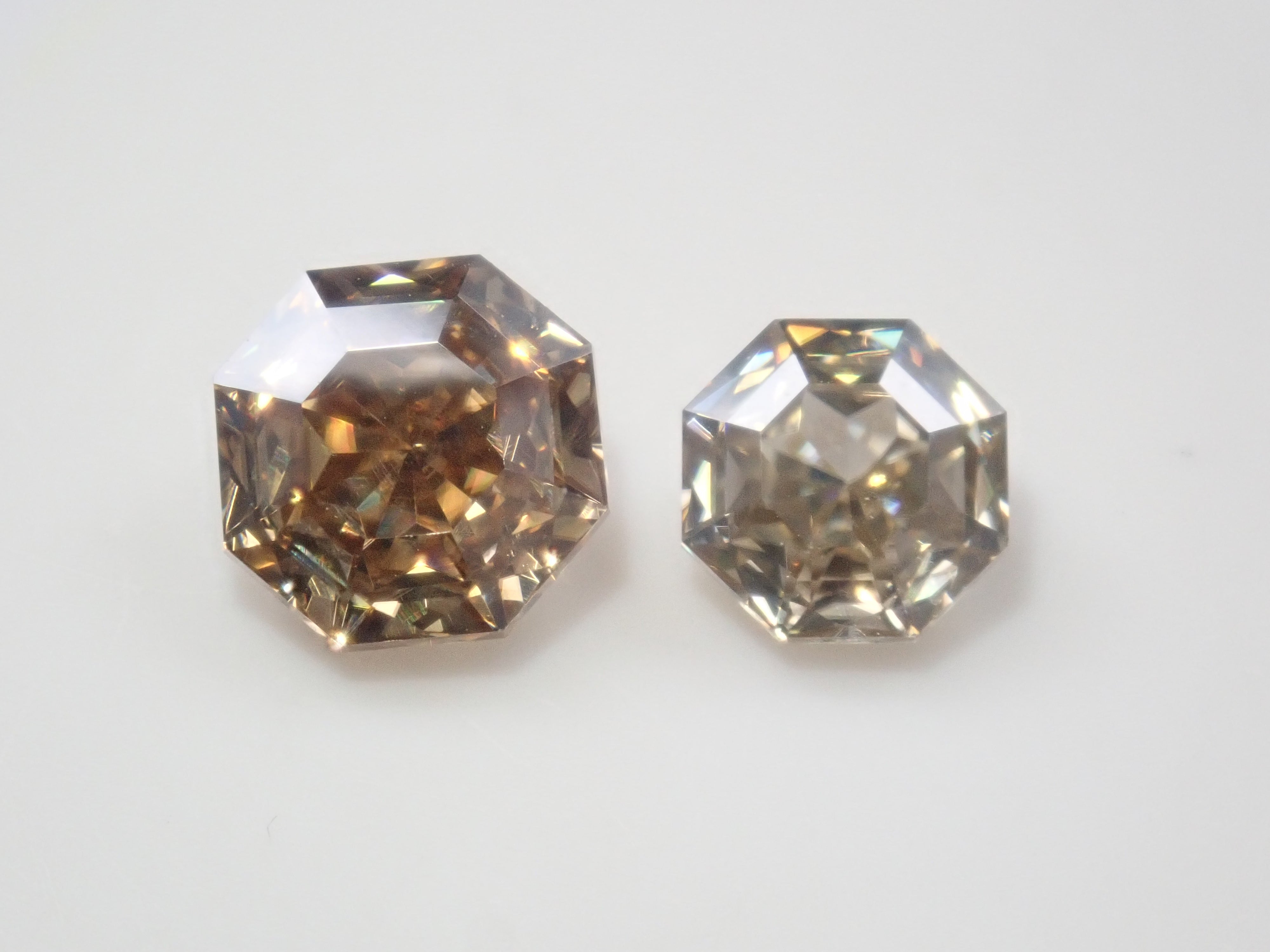 【10/5 22時販売】《限定11石》合成モアッサナイトガチャ💎甲州貴石切子plusthreeモアッサナイトやサンジェ氏カットやピンクやブルーモアッサ含む1石ルース《複数購入割引有》