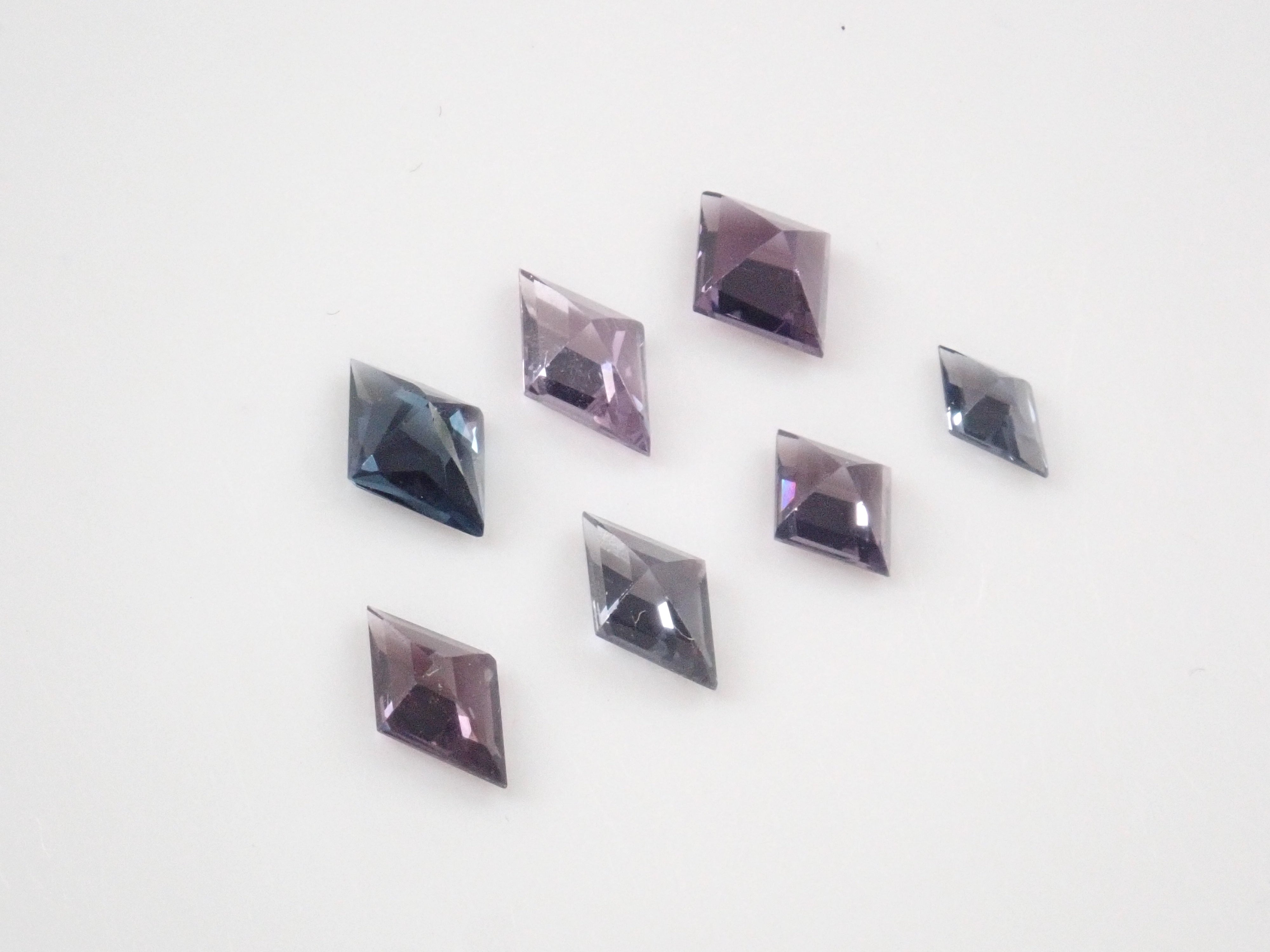 Limited to 7 stones: 1 loose Sri Lankan spinel (lozenge cut) stone. Discounts available for multiple purchases.