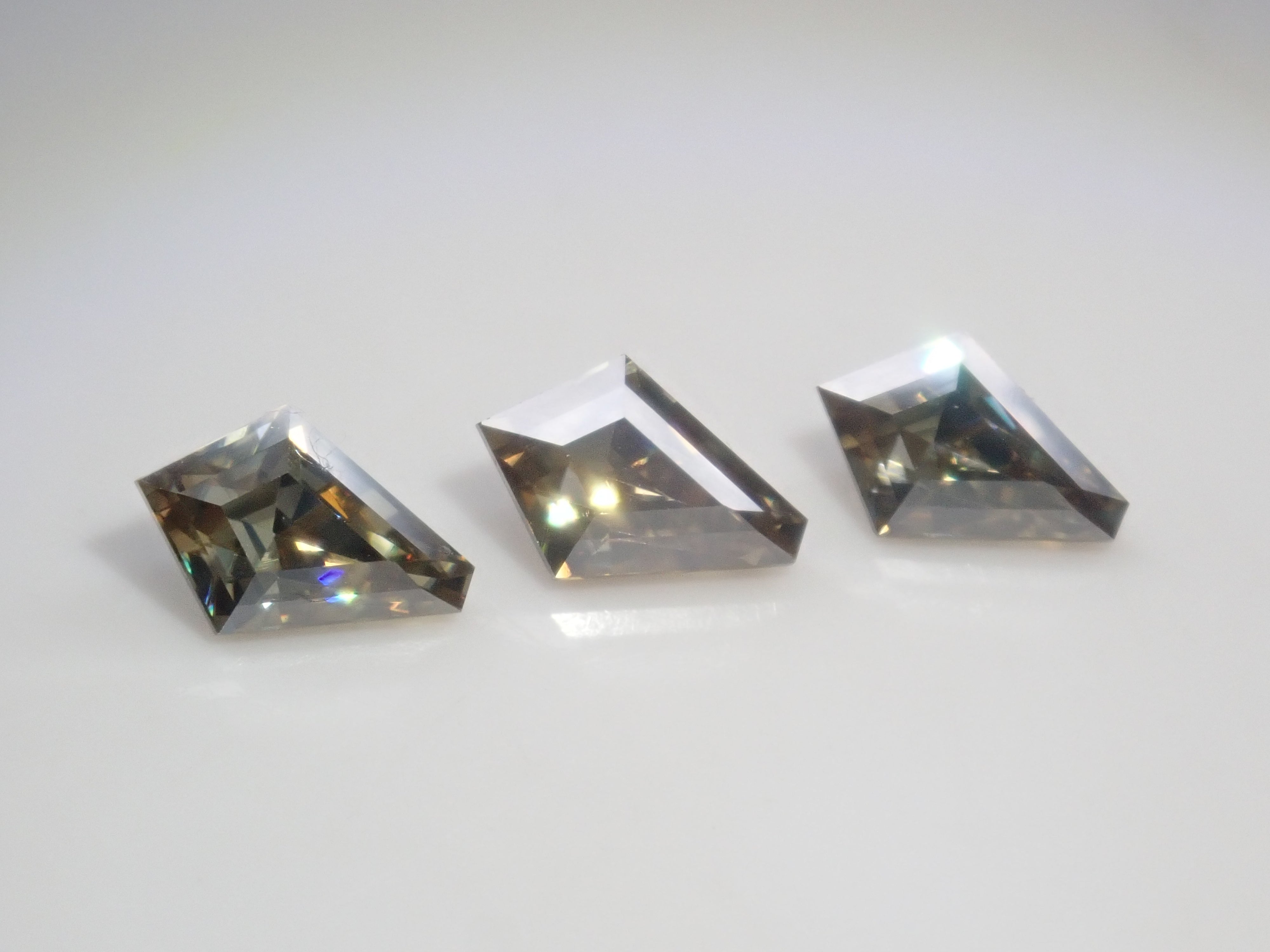 【10/5 22時販売】《限定11石》合成モアッサナイトガチャ💎甲州貴石切子plusthreeモアッサナイトやサンジェ氏カットやピンクやブルーモアッサ含む1石ルース《複数購入割引有》