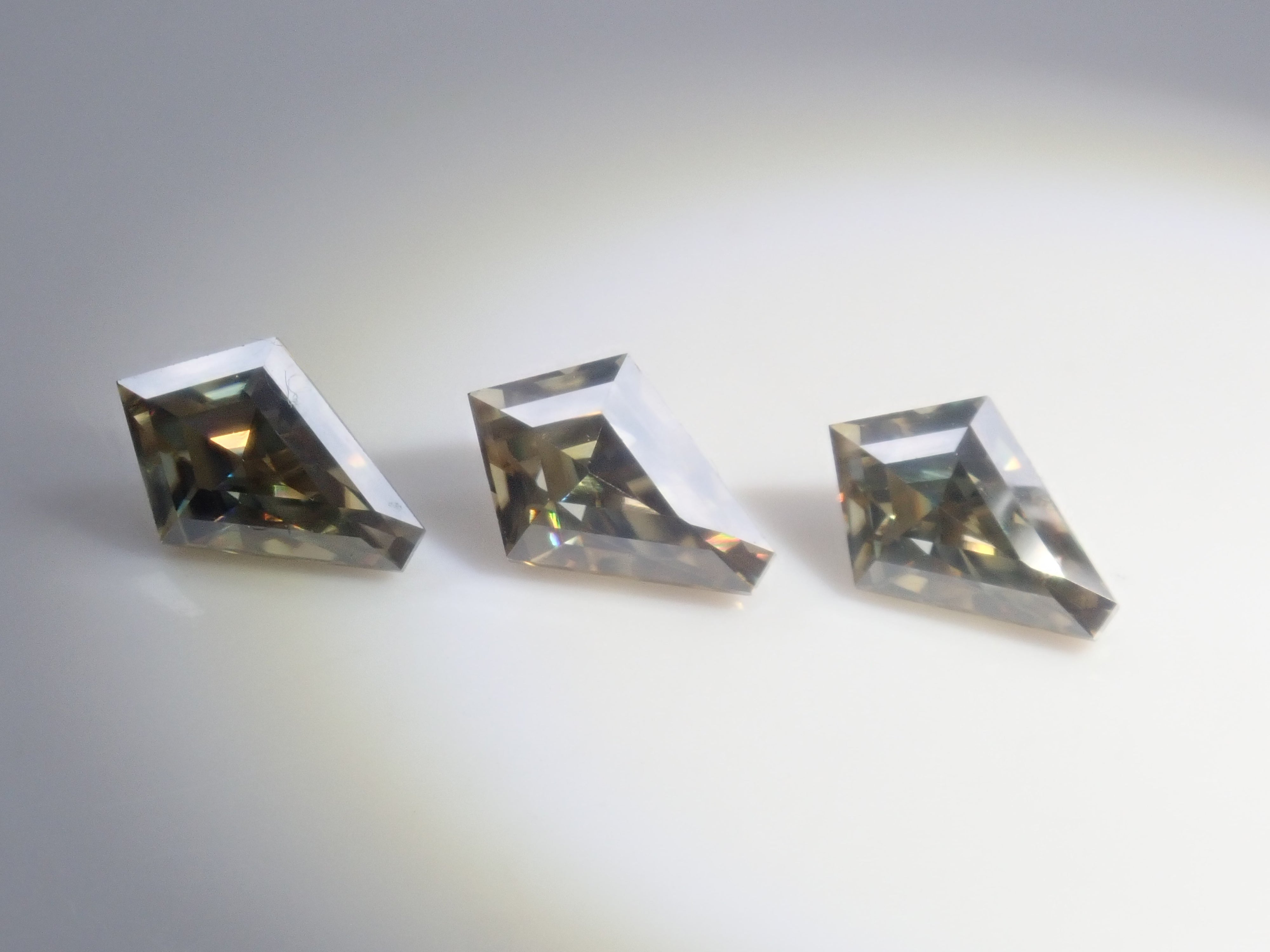【10/5 22時販売】《限定11石》合成モアッサナイトガチャ💎甲州貴石切子plusthreeモアッサナイトやサンジェ氏カットやピンクやブルーモアッサ含む1石ルース《複数購入割引有》
